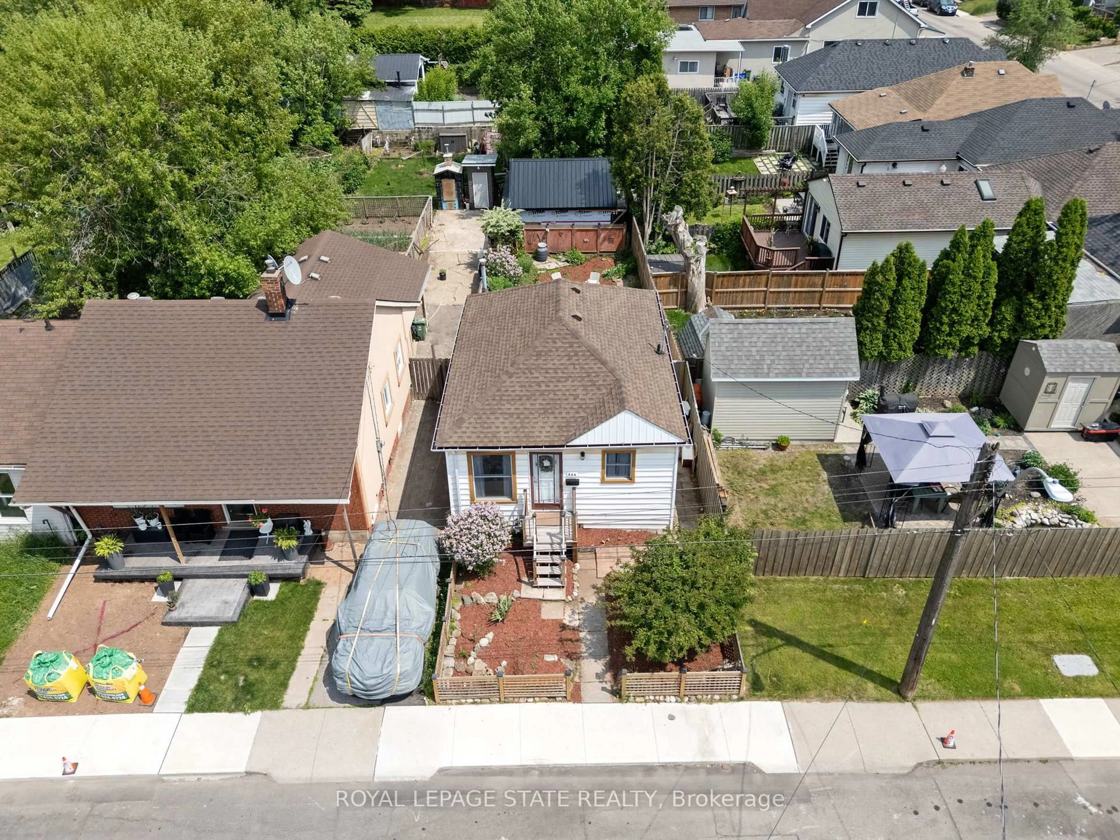 A pic from outside/outdoor area/front of a property/back of a property/a pic from drone, street for 544 Mary St, Hamilton Ontario L8L 4X7