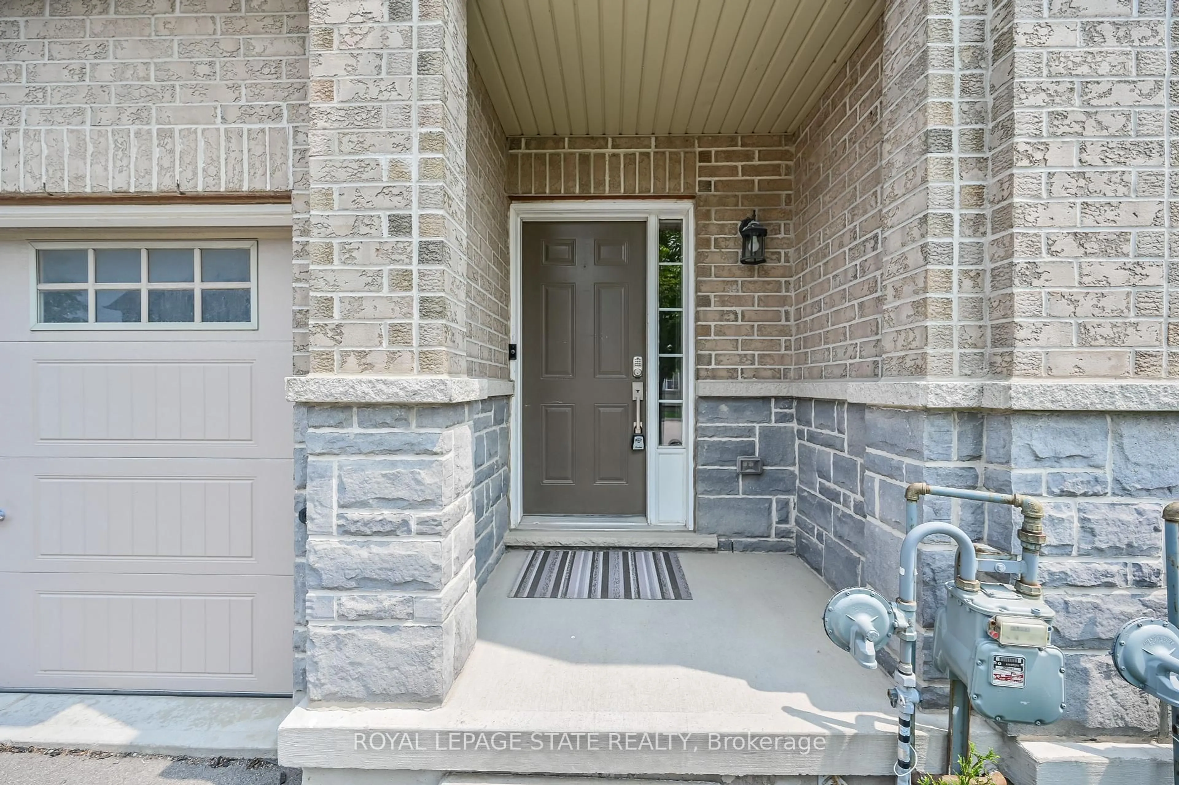 Indoor entryway for 170 Palacebeach Tr #24, Hamilton Ontario L8E 0H2