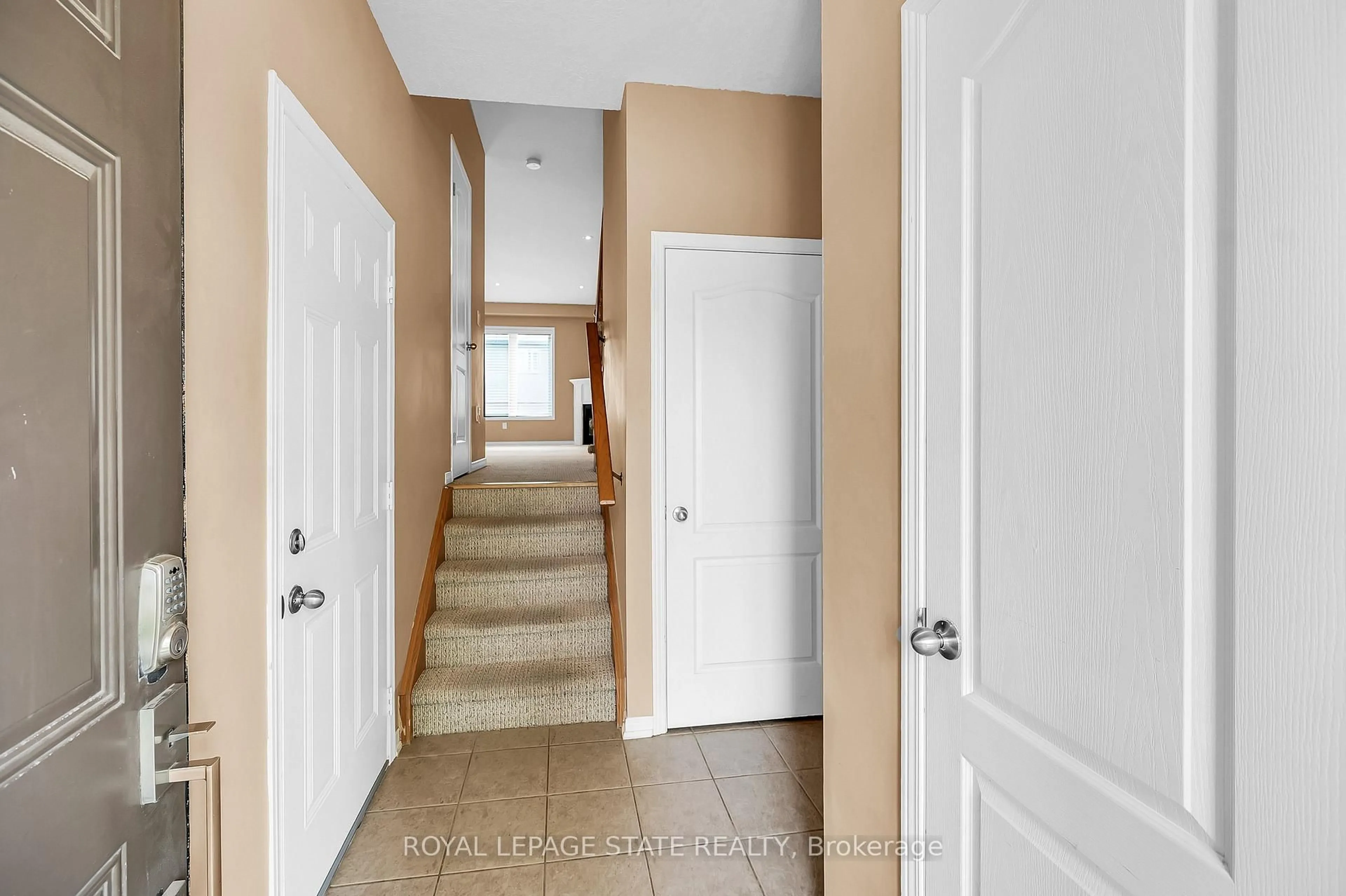 Indoor entryway for 170 Palacebeach Tr #24, Hamilton Ontario L8E 0H2