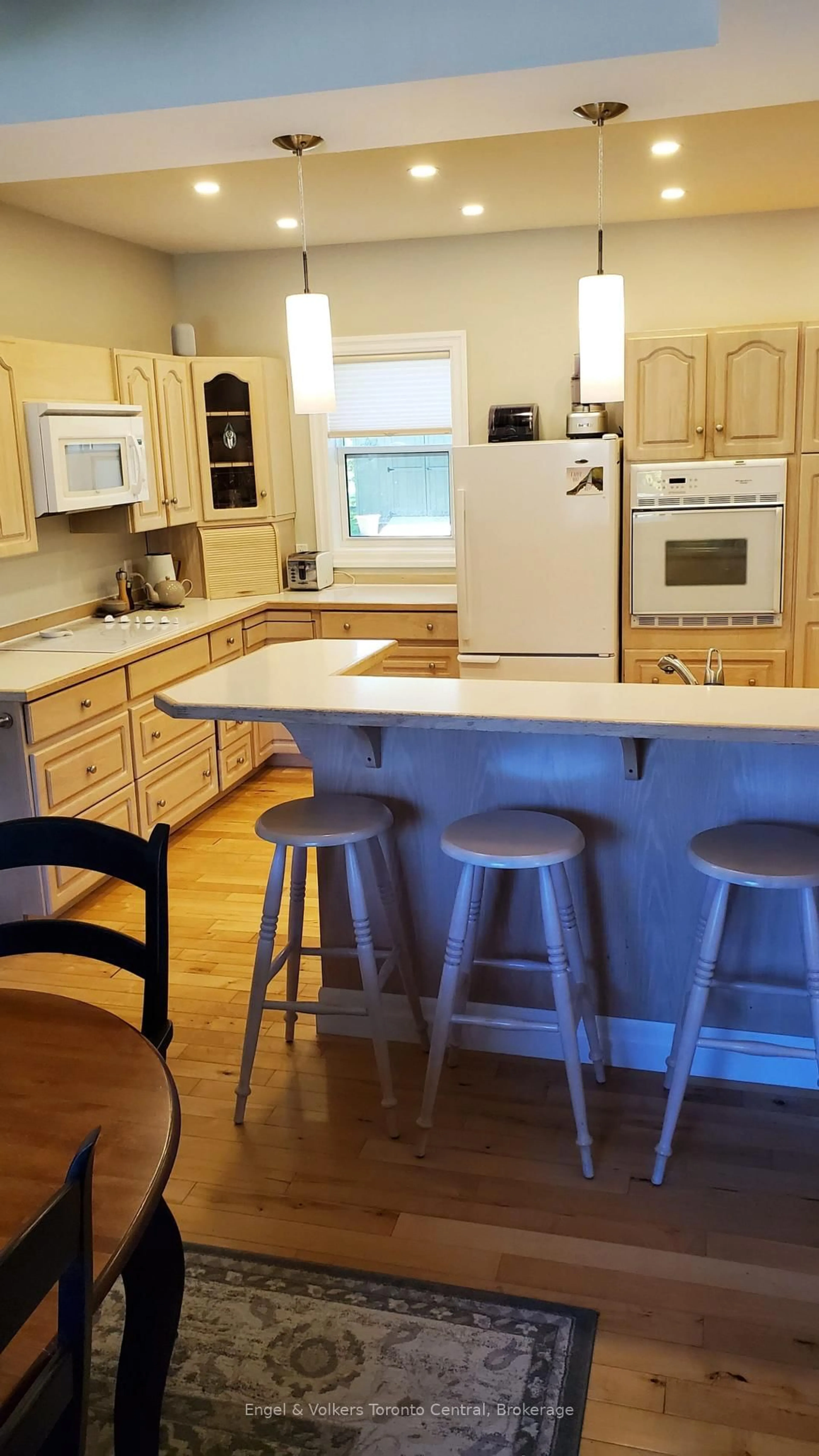 Open concept kitchen, wood/laminate floor for 1515 8TH Ave, Owen Sound Ontario N4K 3B5