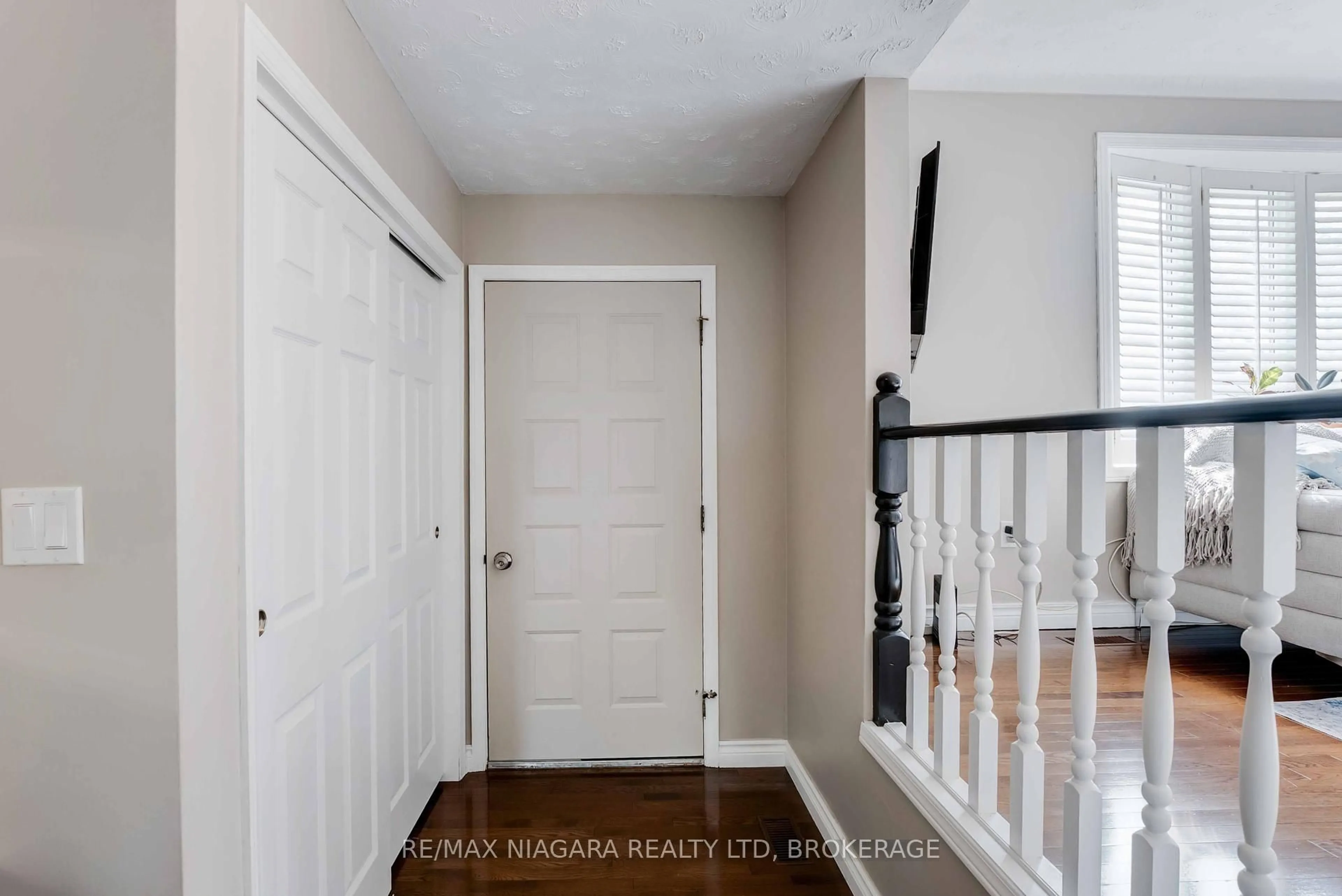 Indoor entryway for 7639 JUBILEE Dr, Niagara Falls Ontario L2G 7M4