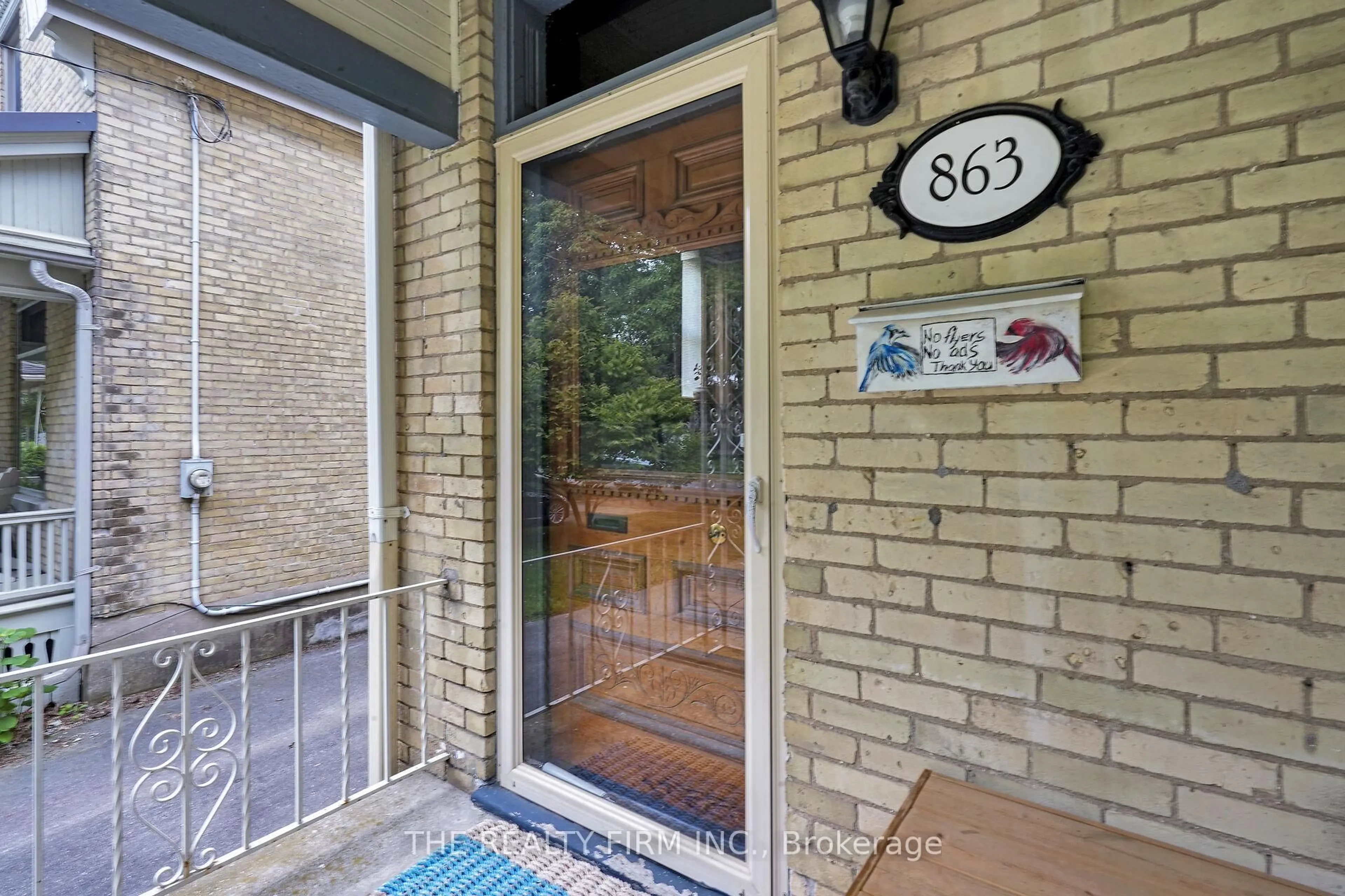Indoor entryway for 863 Maitland St, London East Ontario N5Y 2W7