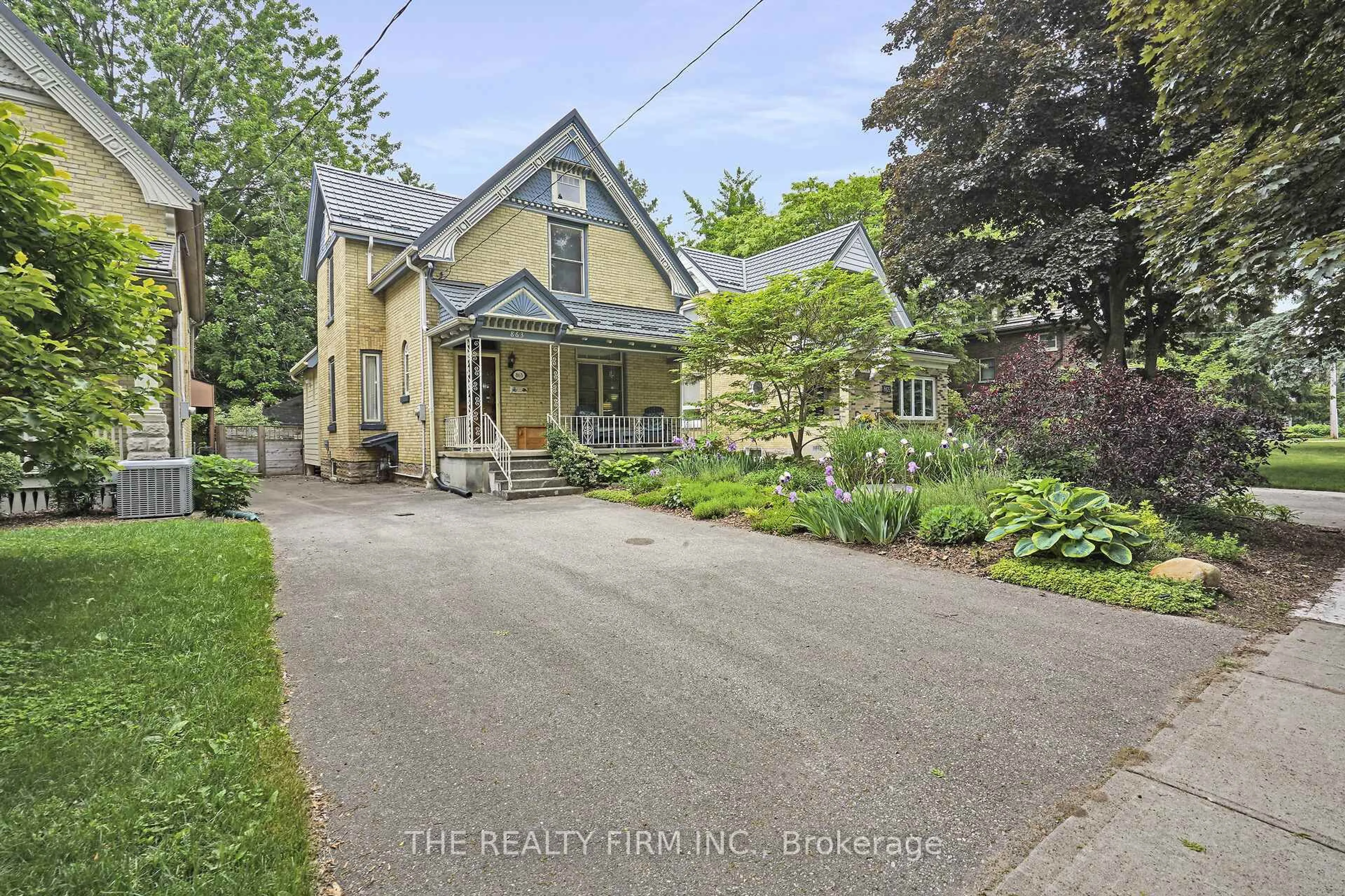 A pic from outside/outdoor area/front of a property/back of a property/a pic from drone, street for 863 Maitland St, London East Ontario N5Y 2W7