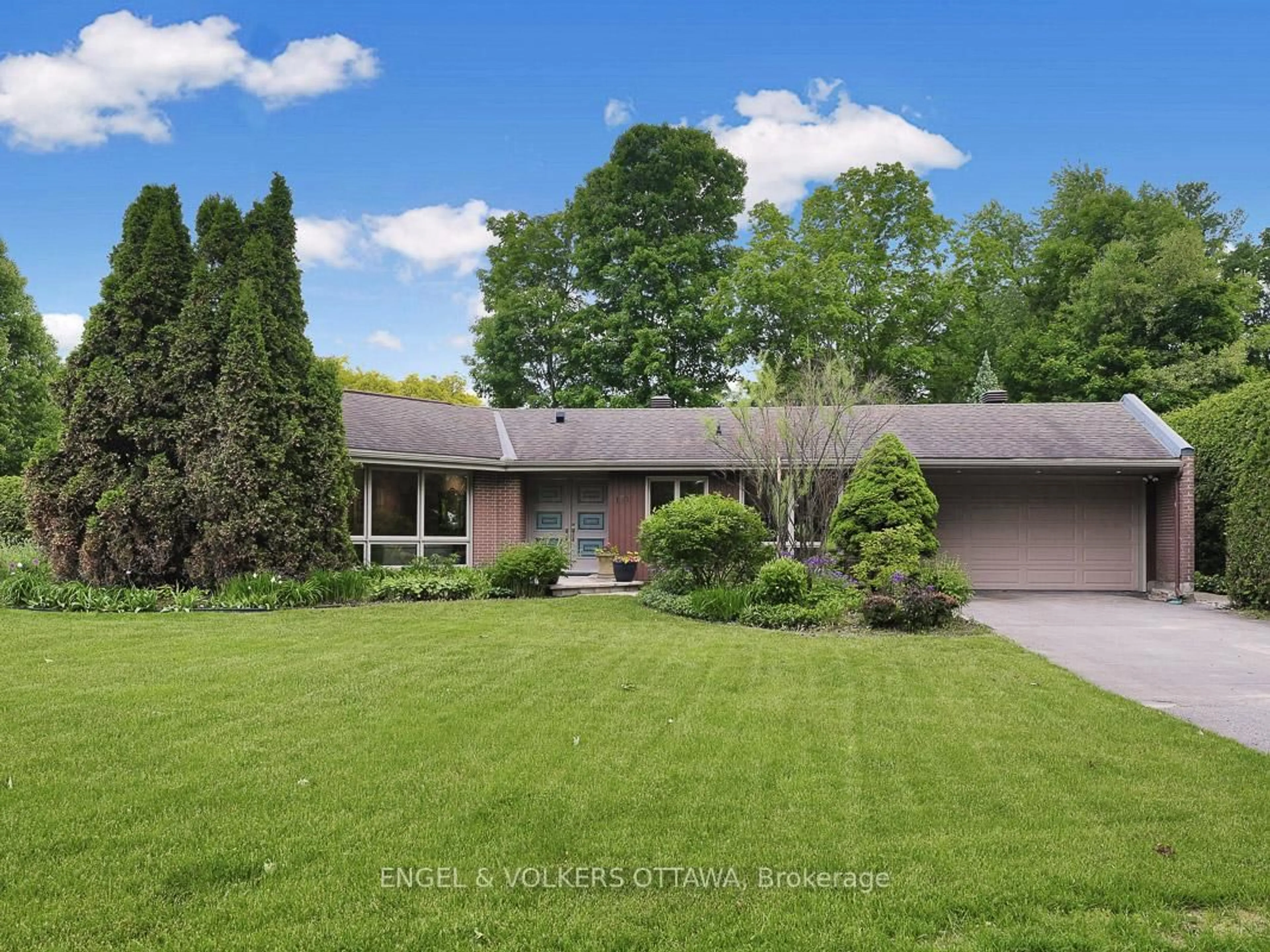 A pic from outside/outdoor area/front of a property/back of a property/a pic from drone, unknown for 170 Sandridge Rd, Ottawa Ontario K1L 5A1