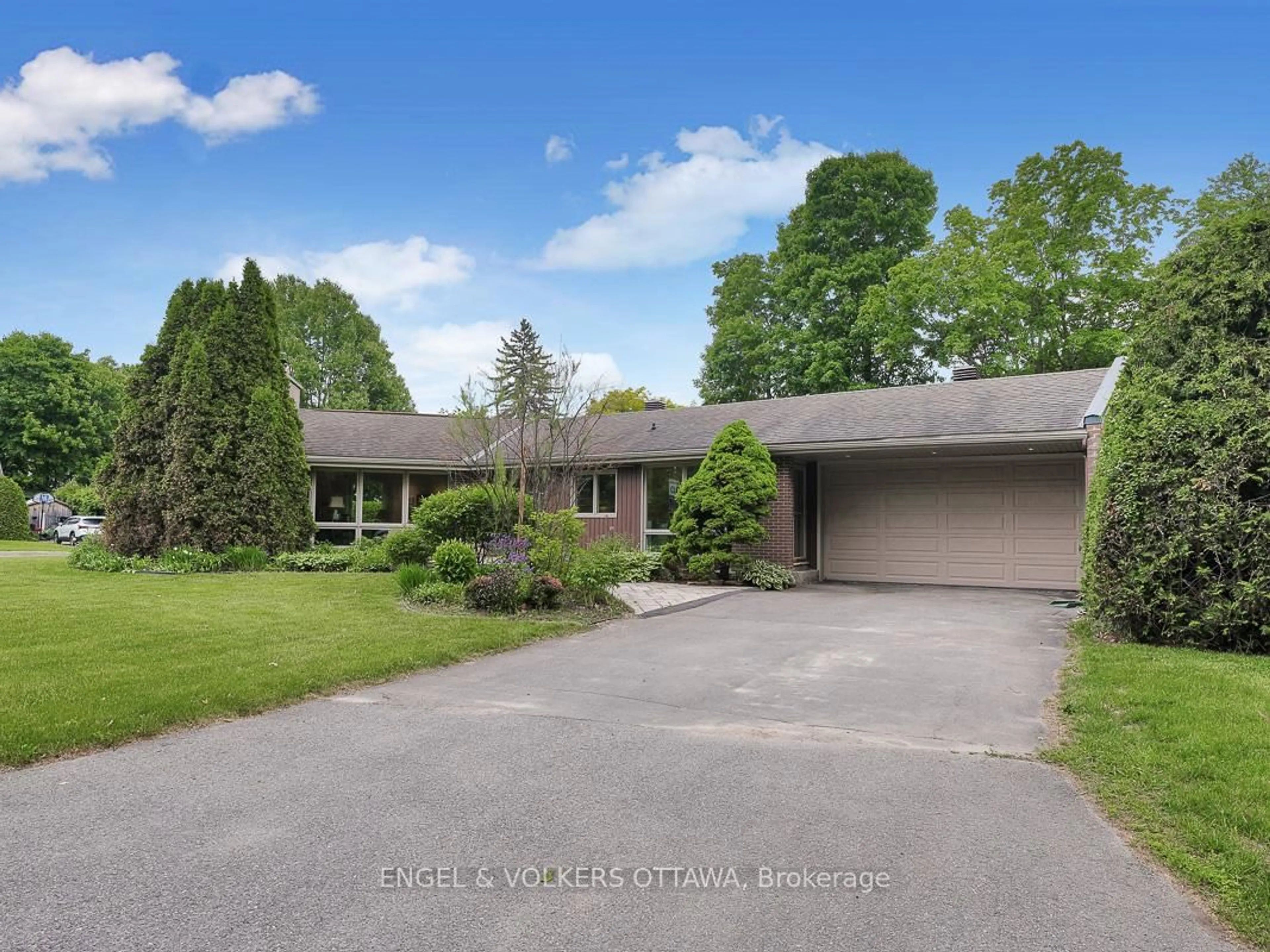 A pic from outside/outdoor area/front of a property/back of a property/a pic from drone, street for 170 Sandridge Rd, Ottawa Ontario K1L 5A1