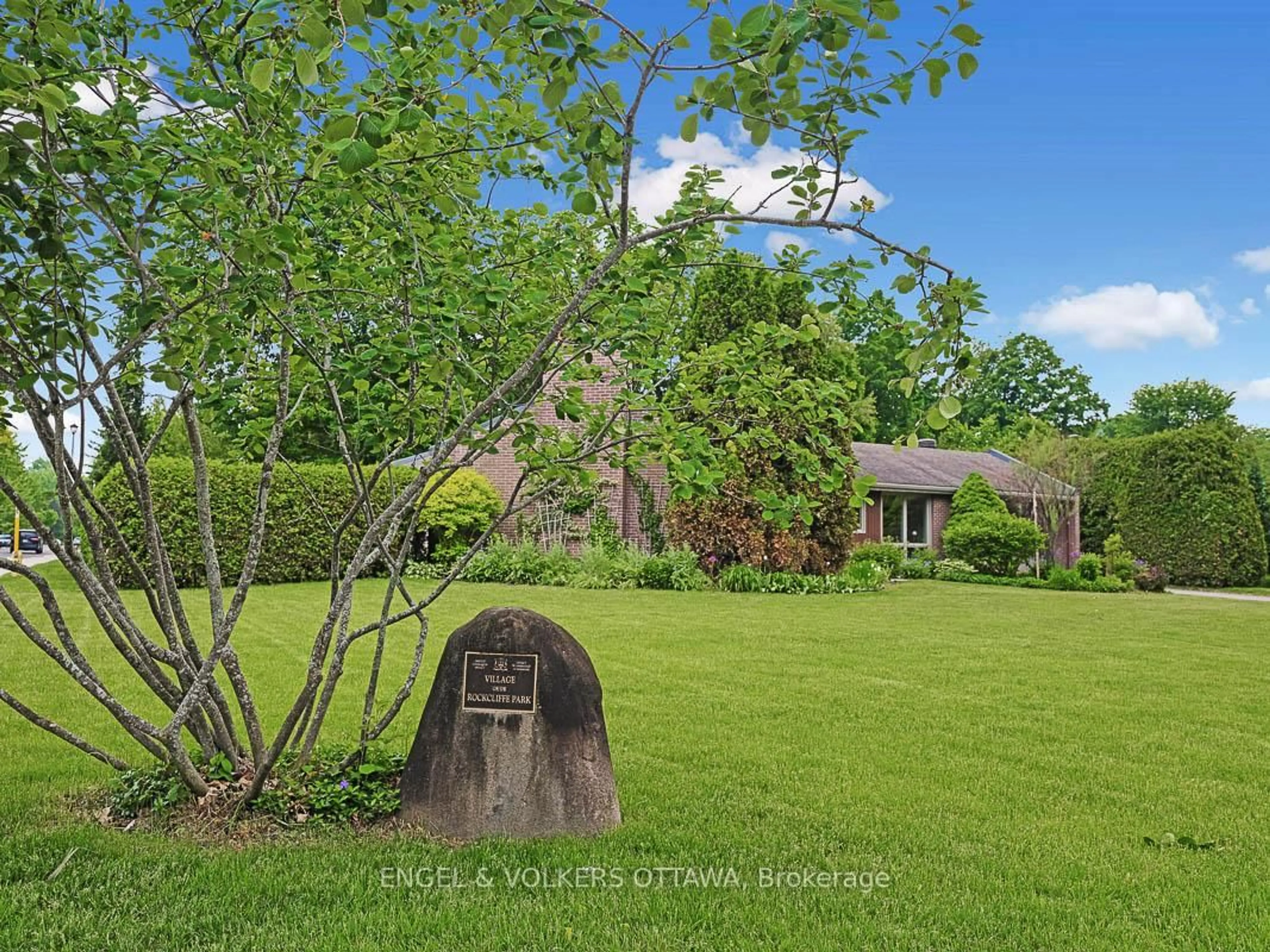 A pic from outside/outdoor area/front of a property/back of a property/a pic from drone, unknown for 170 Sandridge Rd, Ottawa Ontario K1L 5A1