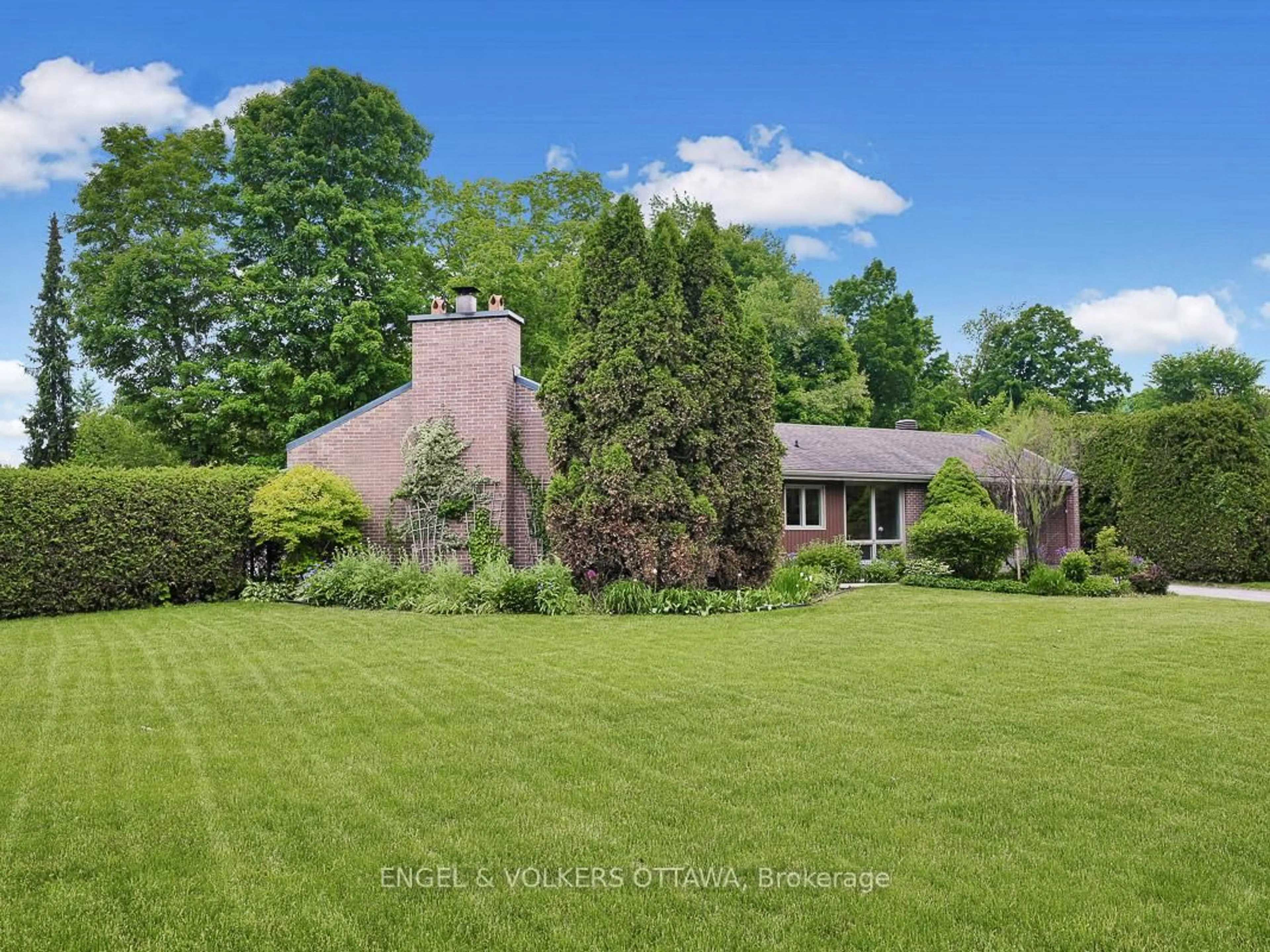 A pic from outside/outdoor area/front of a property/back of a property/a pic from drone, unknown for 170 Sandridge Rd, Ottawa Ontario K1L 5A1