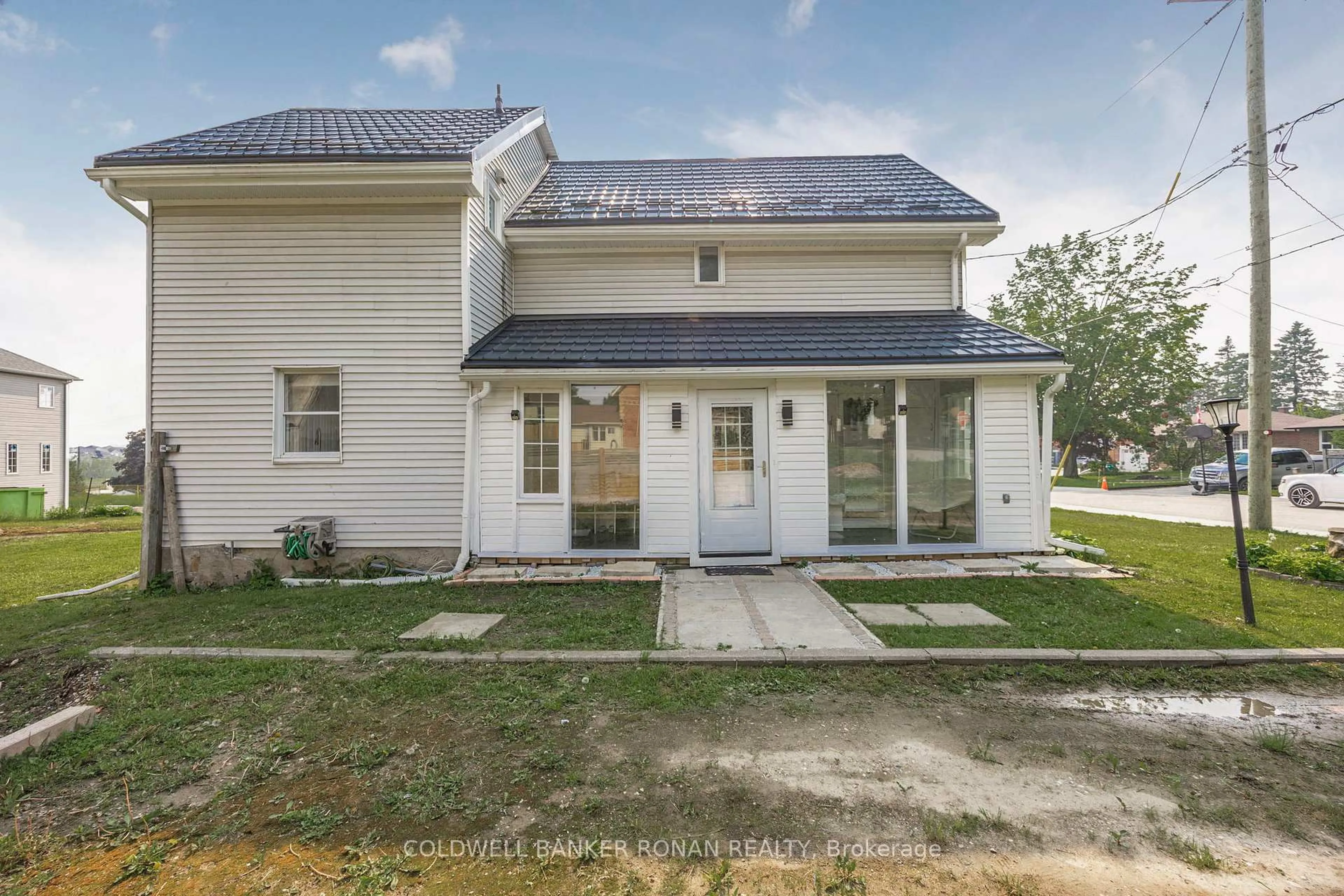 A pic from outside/outdoor area/front of a property/back of a property/a pic from drone, street for 215 First Ave, Shelburne Ontario L9V 2X7