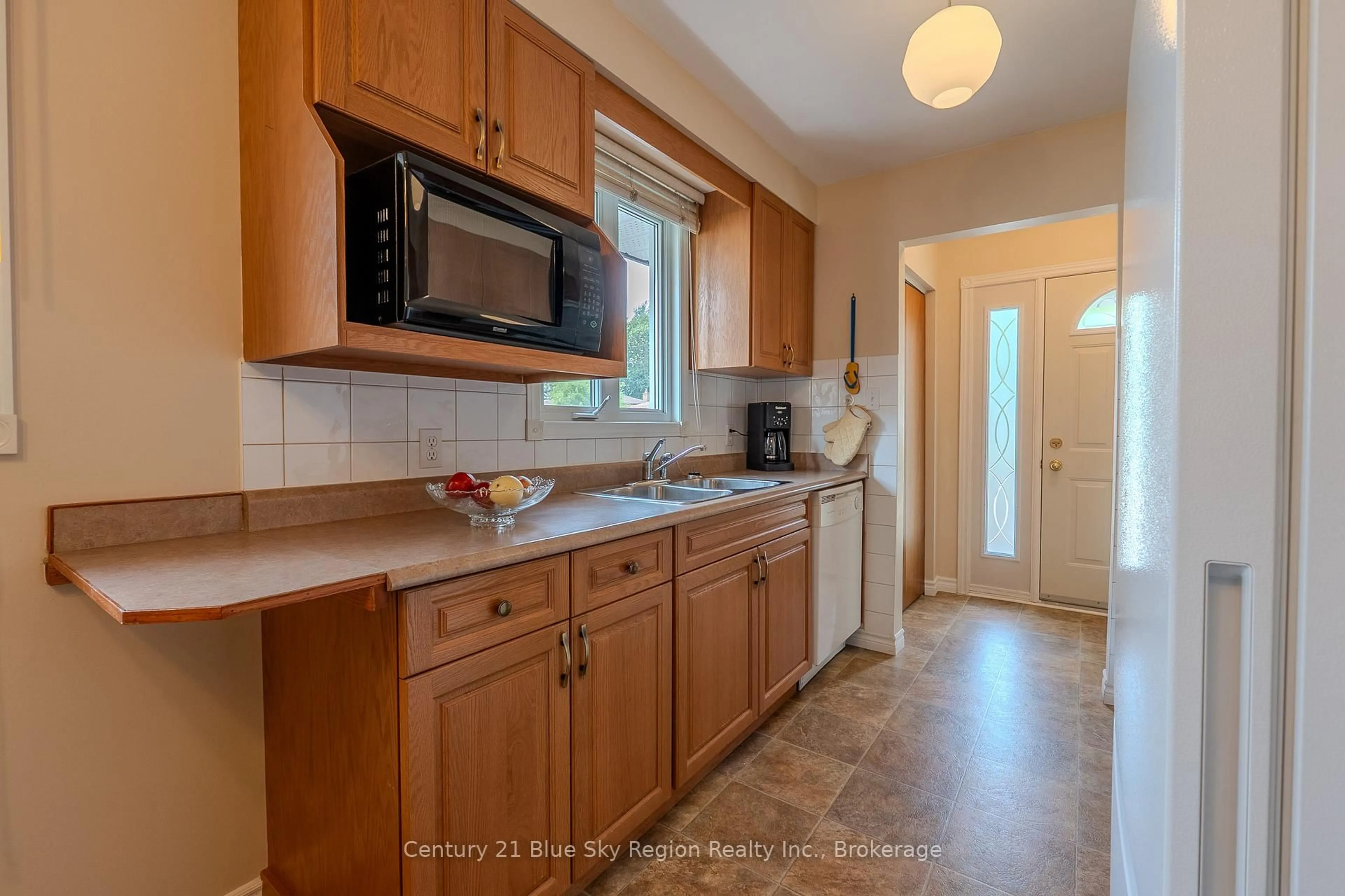 Standard kitchen, ceramic/tile floor for 61 Massey Dr, North Bay Ontario P1A 3Y3