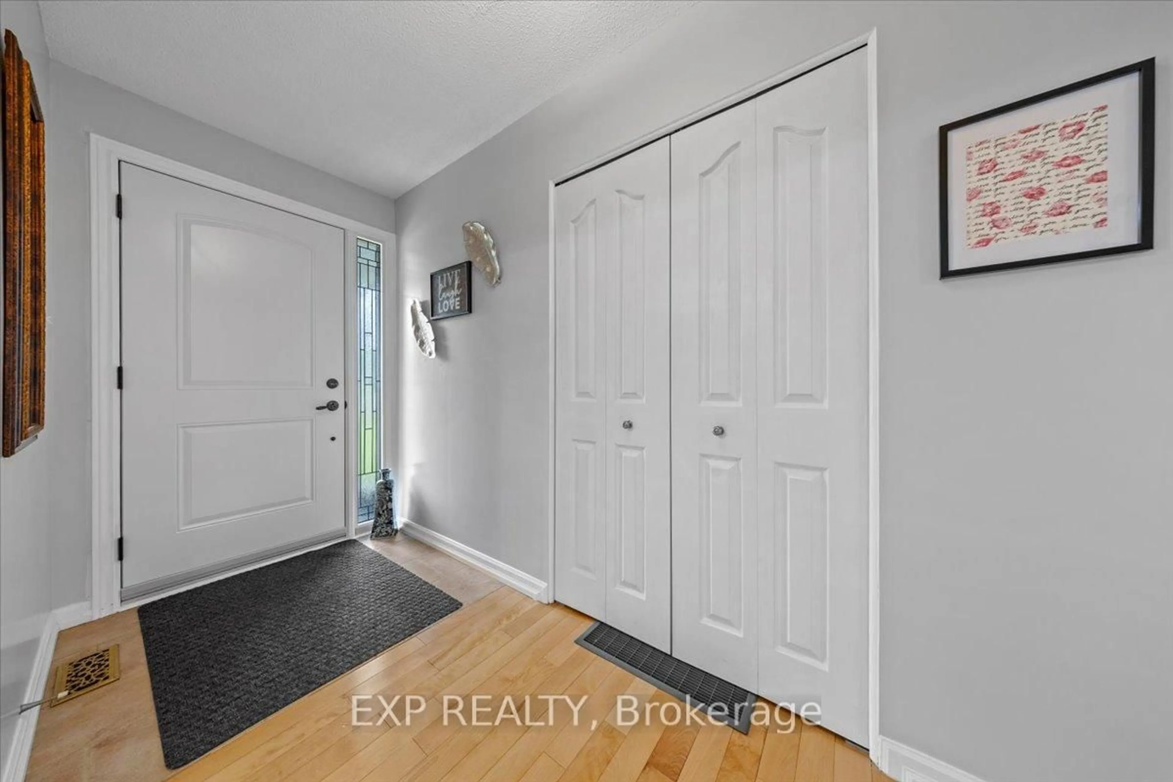 Indoor entryway for 1106 Dunning Rd, Orleans Ontario K4C 1P5