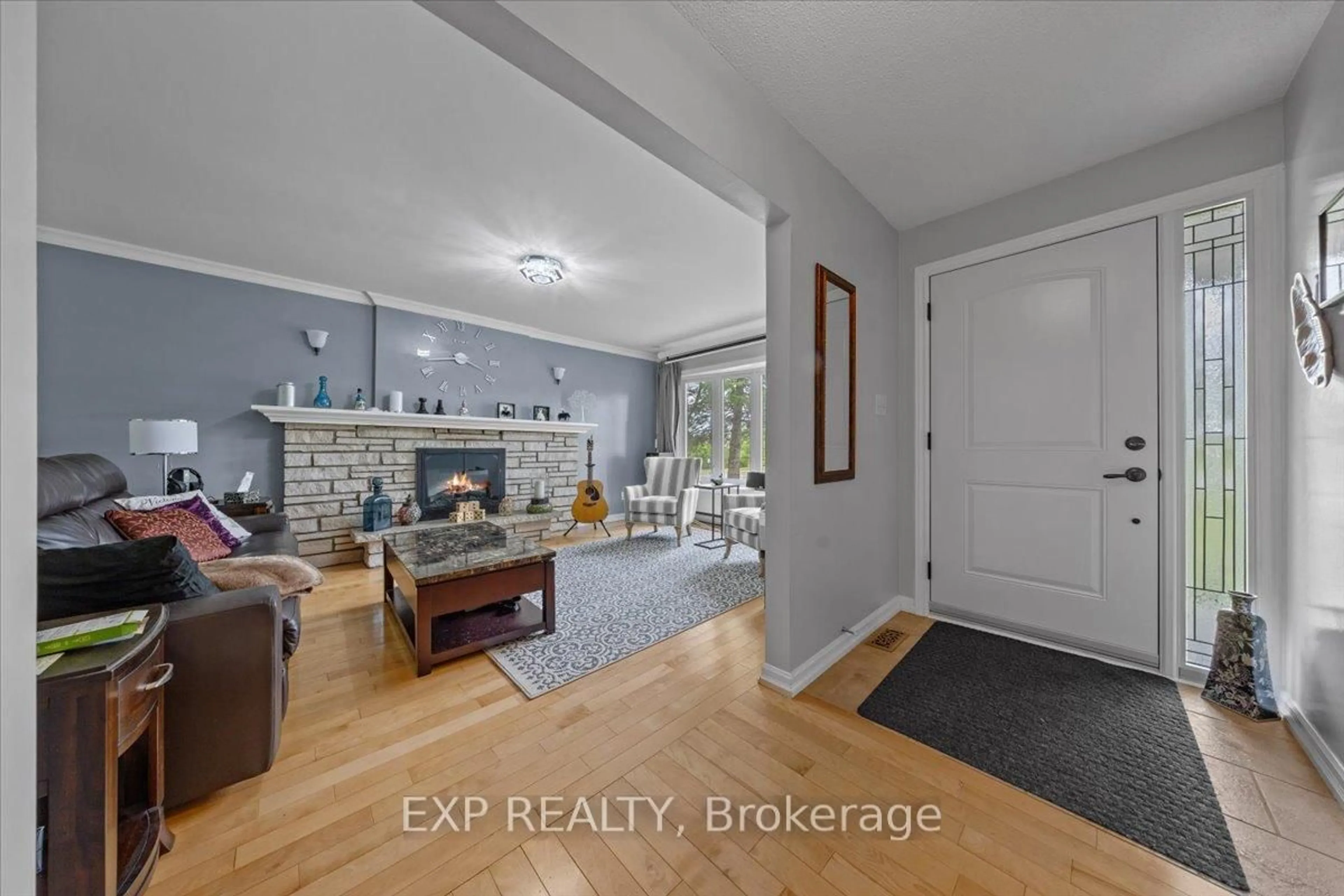 Indoor entryway for 1106 Dunning Rd, Orleans Ontario K4C 1P5