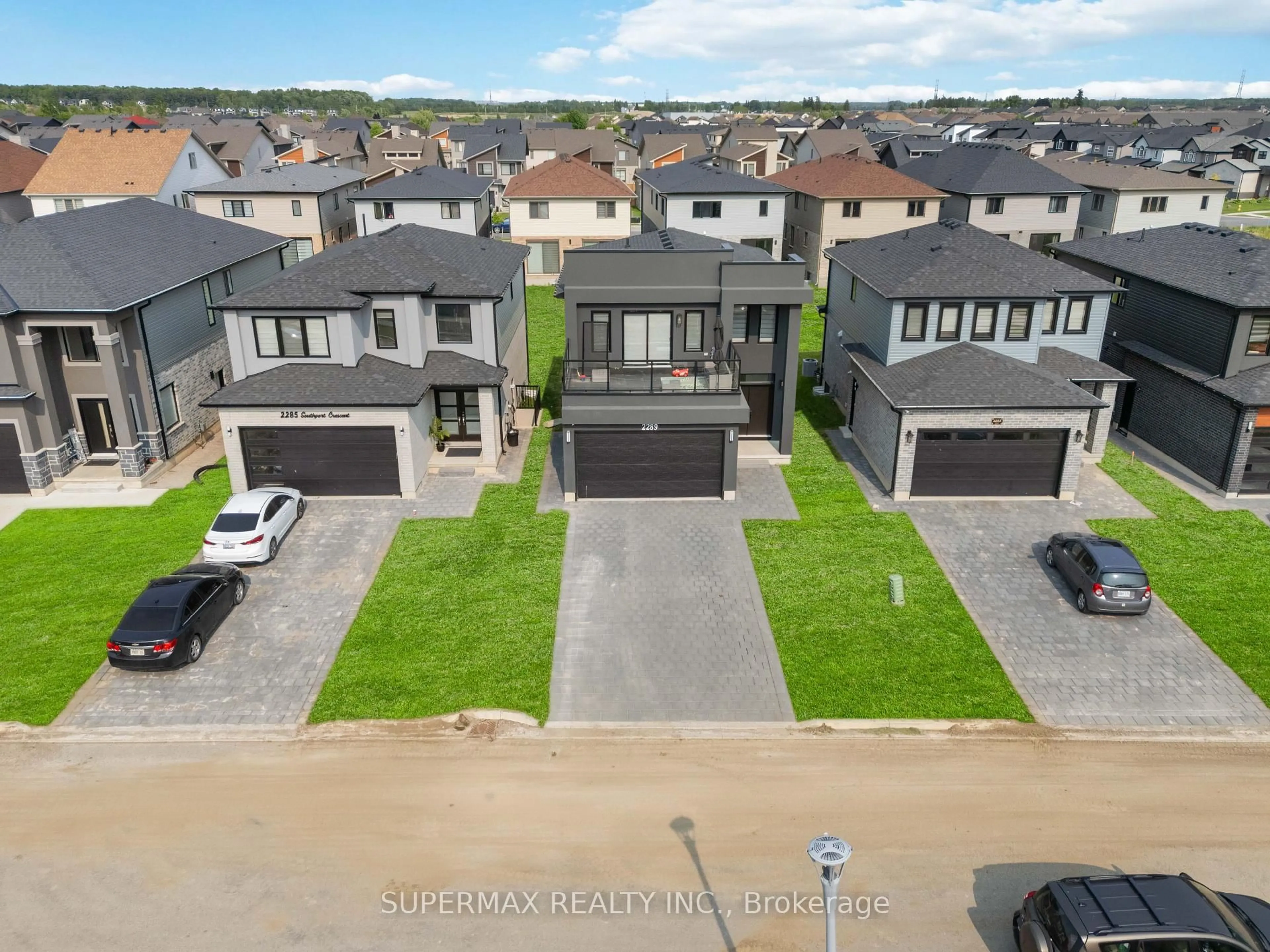 A pic from outside/outdoor area/front of a property/back of a property/a pic from drone, street for 2289 Southport Cres, London South Ontario N6M 0H9