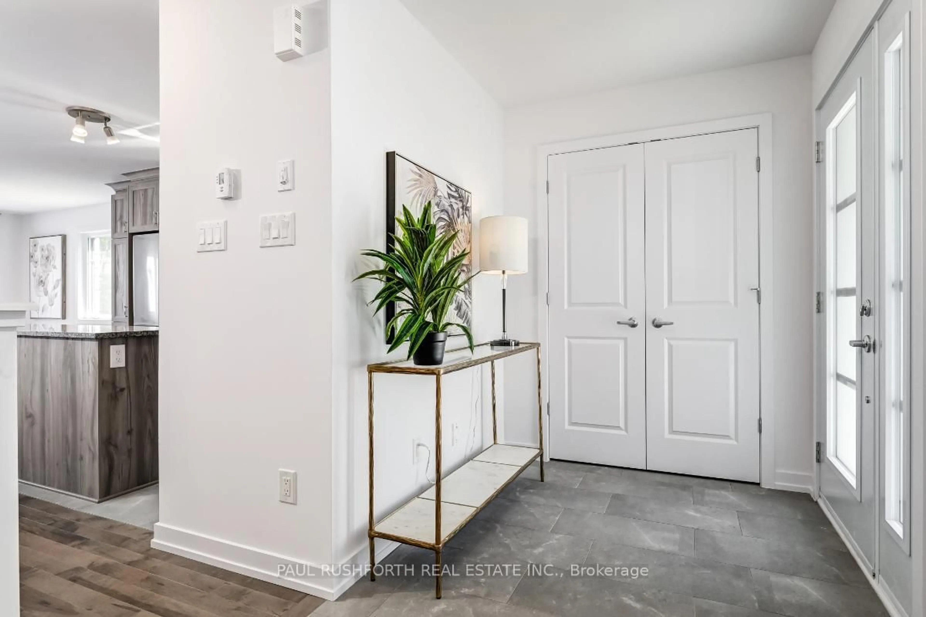 Indoor entryway for 205 Peacock Dr, Russell Ontario K4R 0A1
