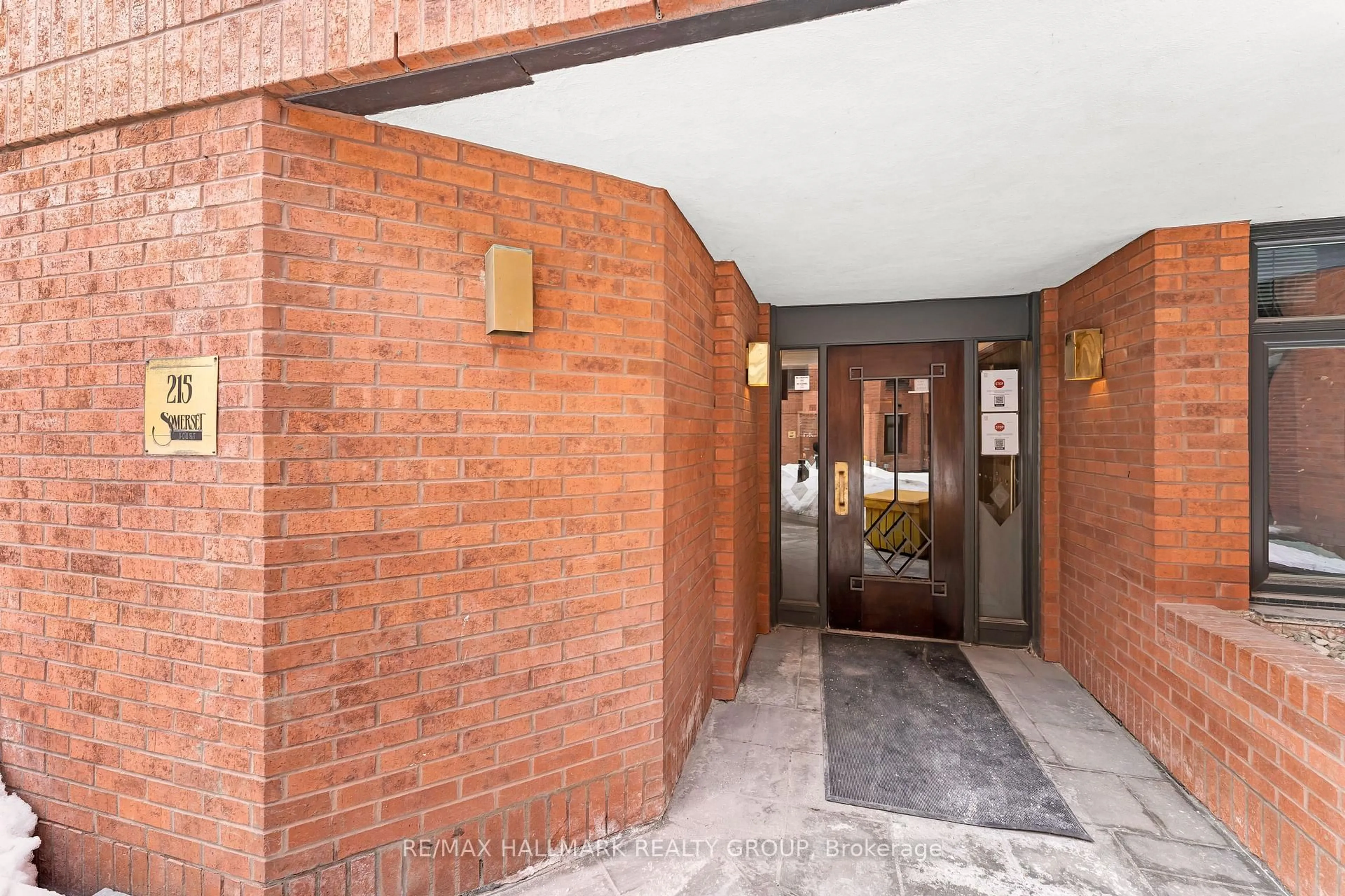 Indoor foyer for 215 Somerset St #403, Ottawa Ontario K2P 0J1