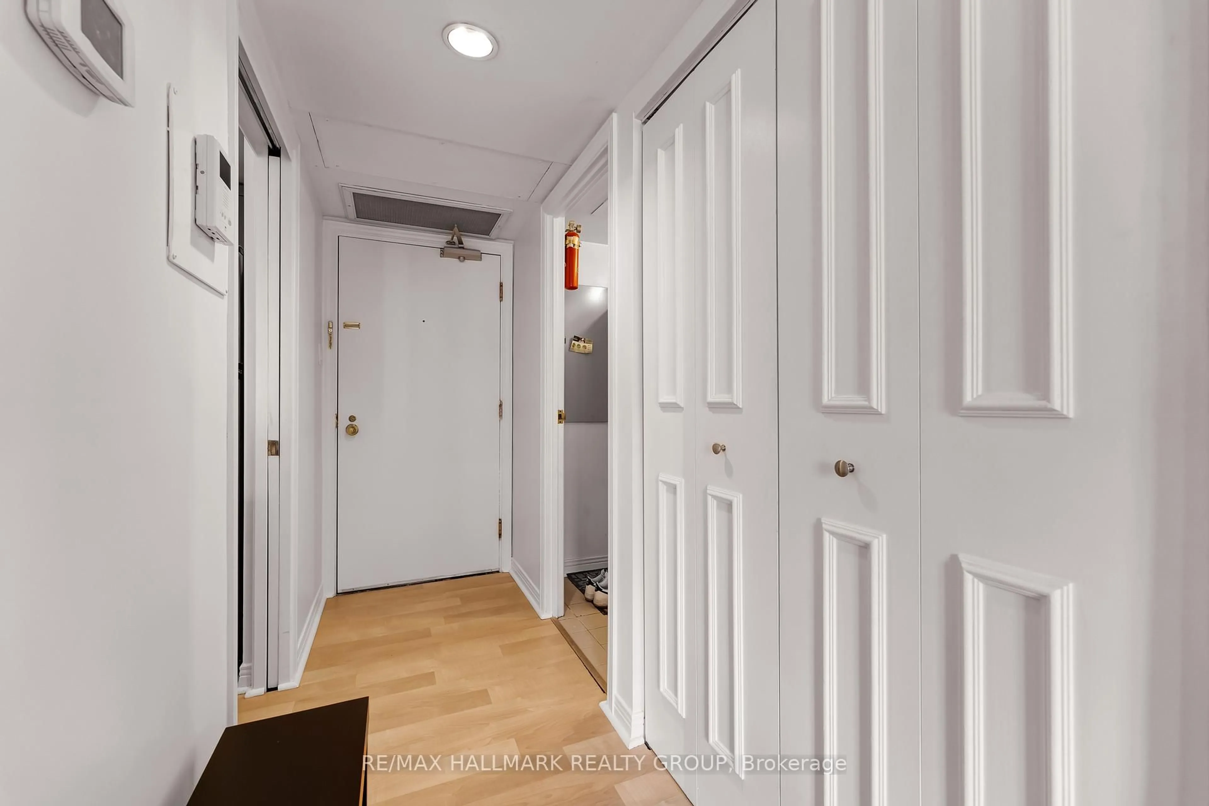 Indoor entryway for 215 Somerset St #403, Ottawa Ontario K2P 0J1