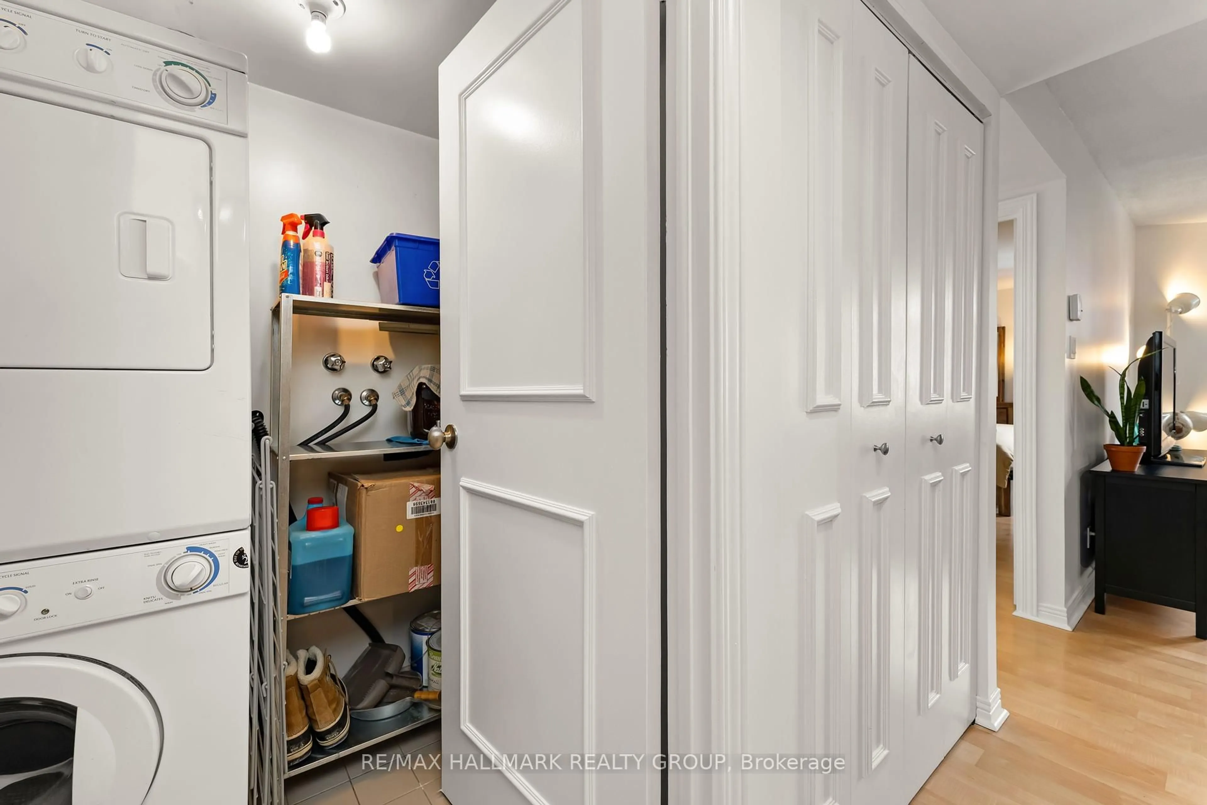 Unknown for 215 Somerset St #403, Ottawa Ontario K2P 0J1
