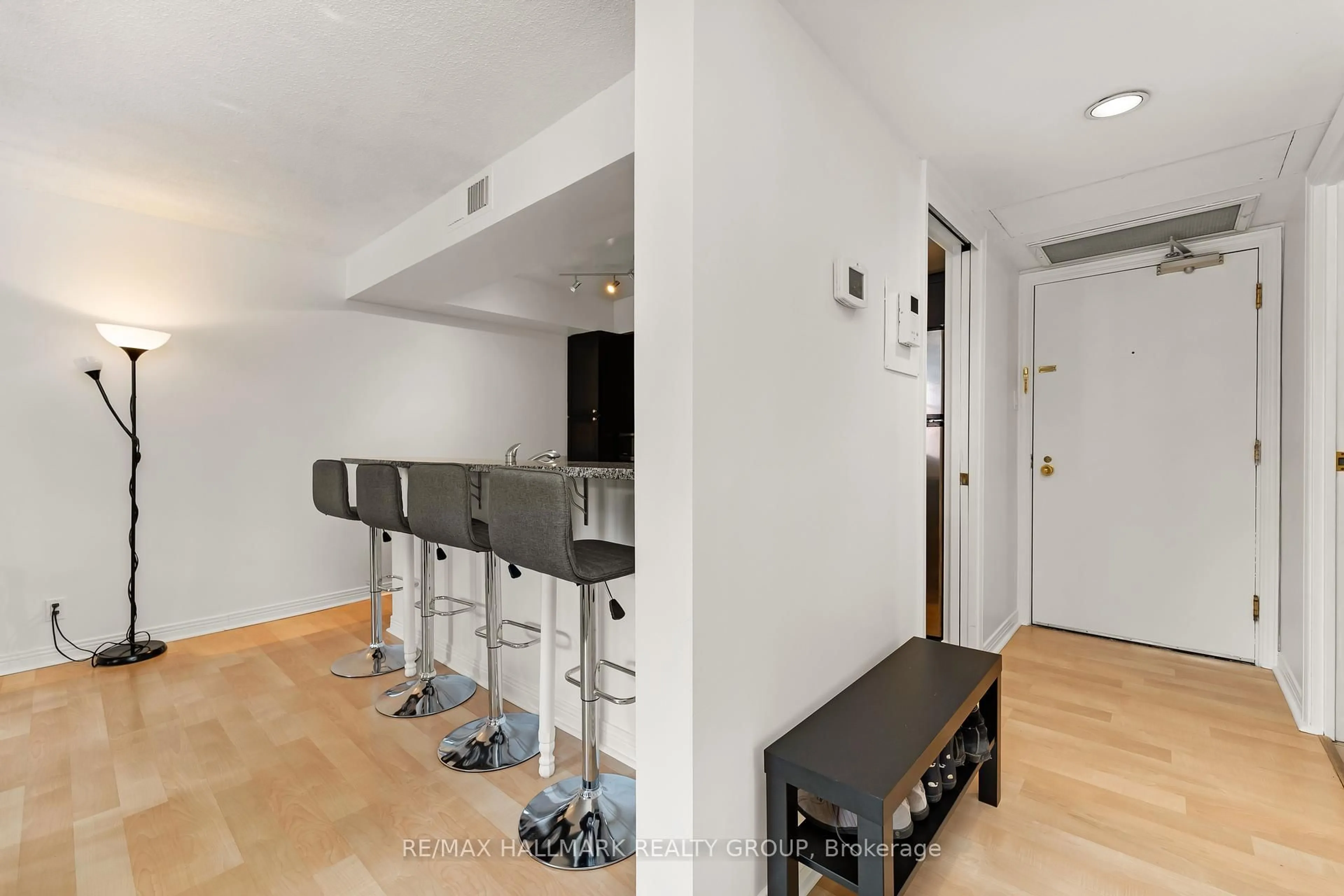 Unknown for 215 Somerset St #403, Ottawa Ontario K2P 0J1
