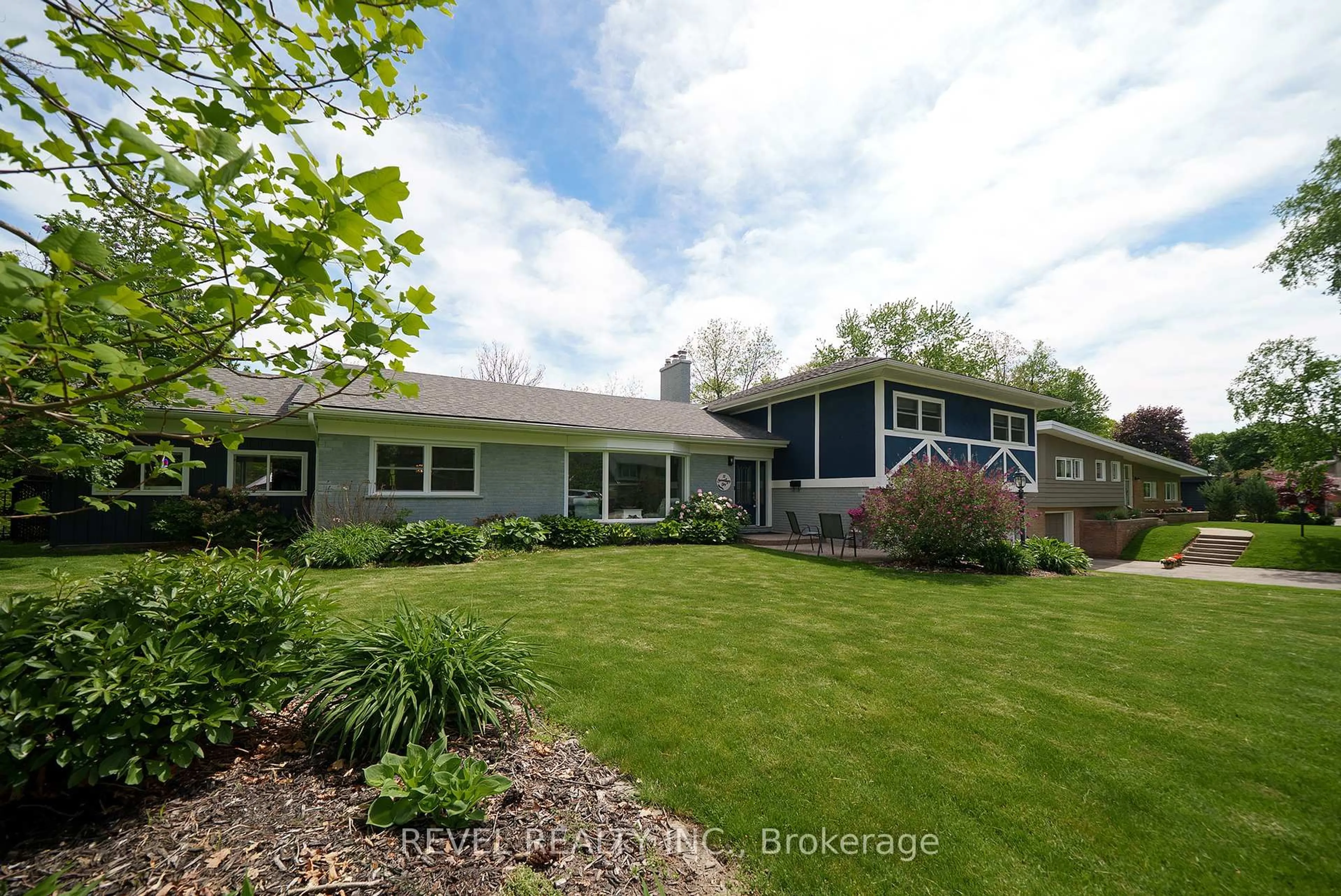 A pic from outside/outdoor area/front of a property/back of a property/a pic from drone, water/lake/river/ocean view for 22 Summerhayes Cres, Brantford Ontario N3R 5J1