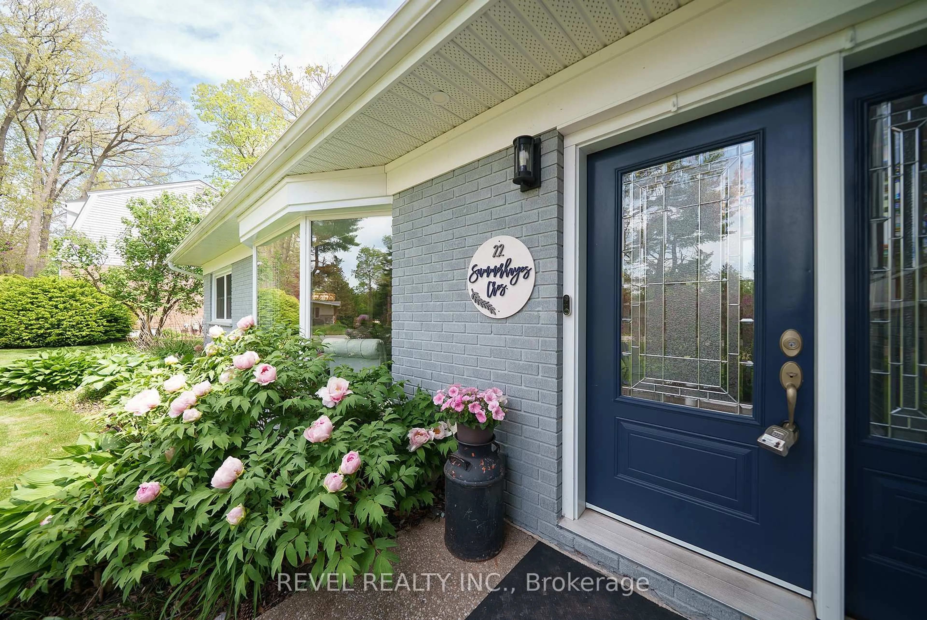 Indoor entryway for 22 Summerhayes Cres, Brantford Ontario N3R 5J1