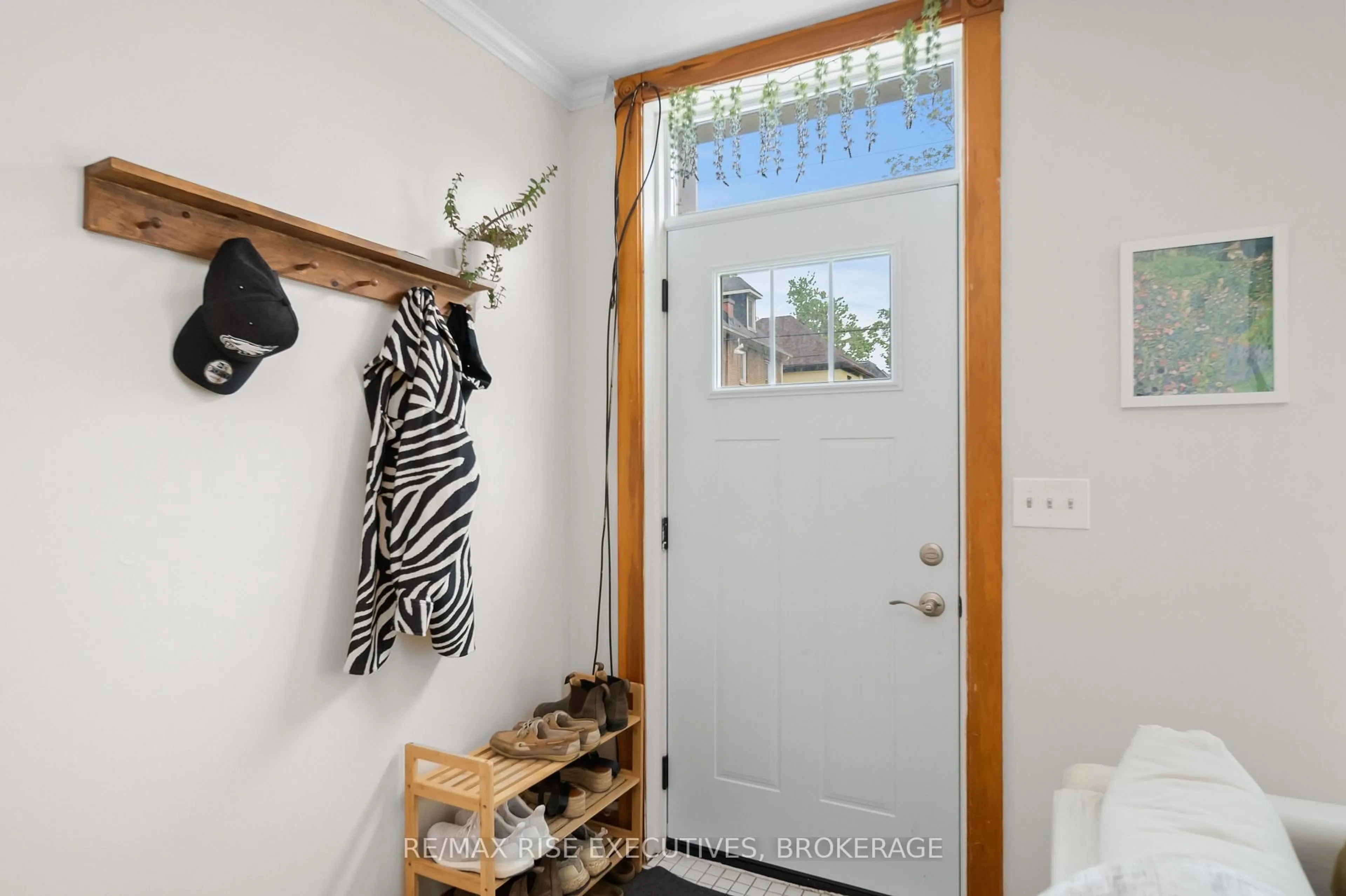 Indoor entryway for 98 Mack St, Kingston Ontario K7L 1N9
