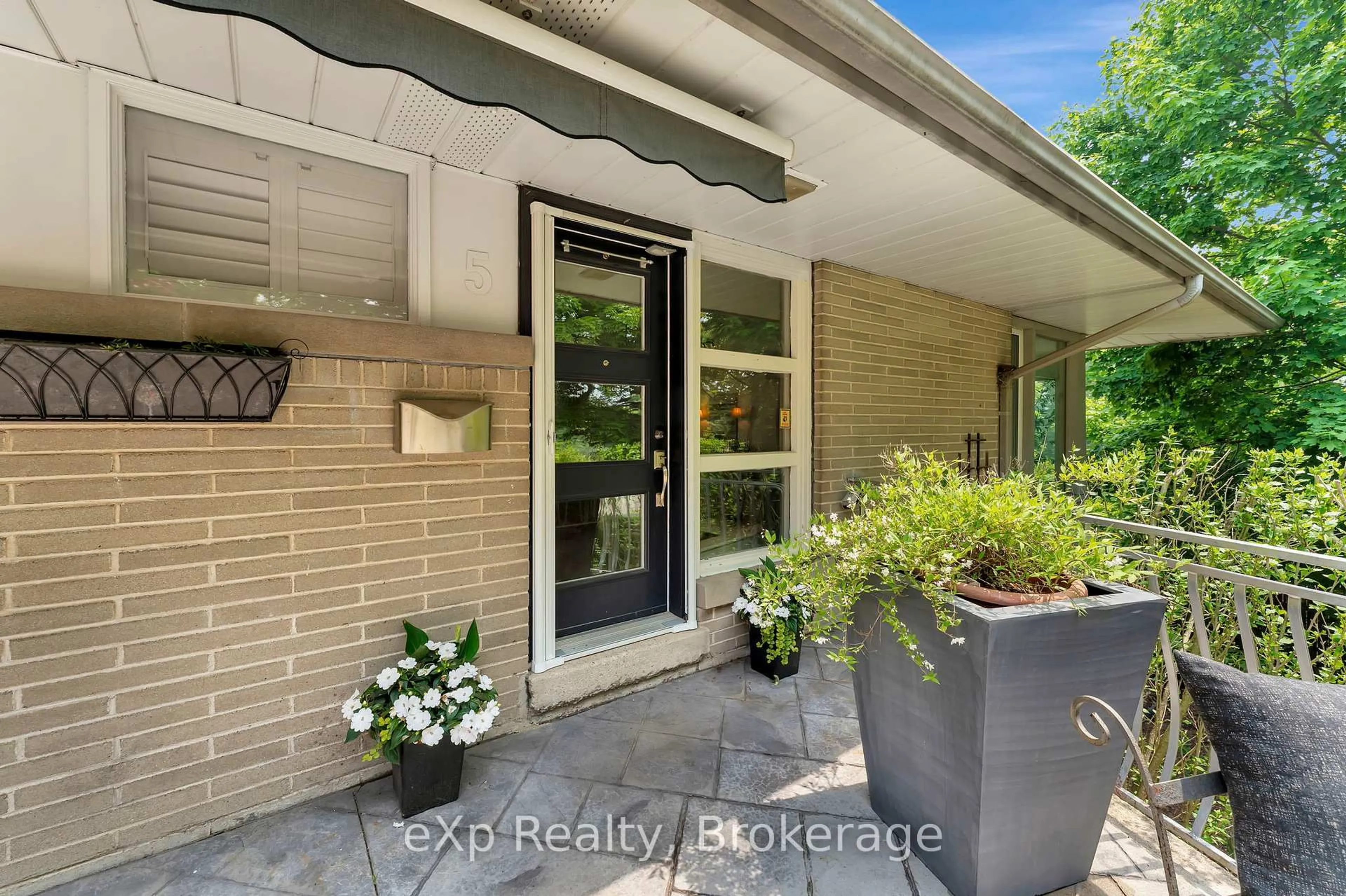 Indoor entryway for 5 Orchard Cres, Guelph Ontario N1E 1W9