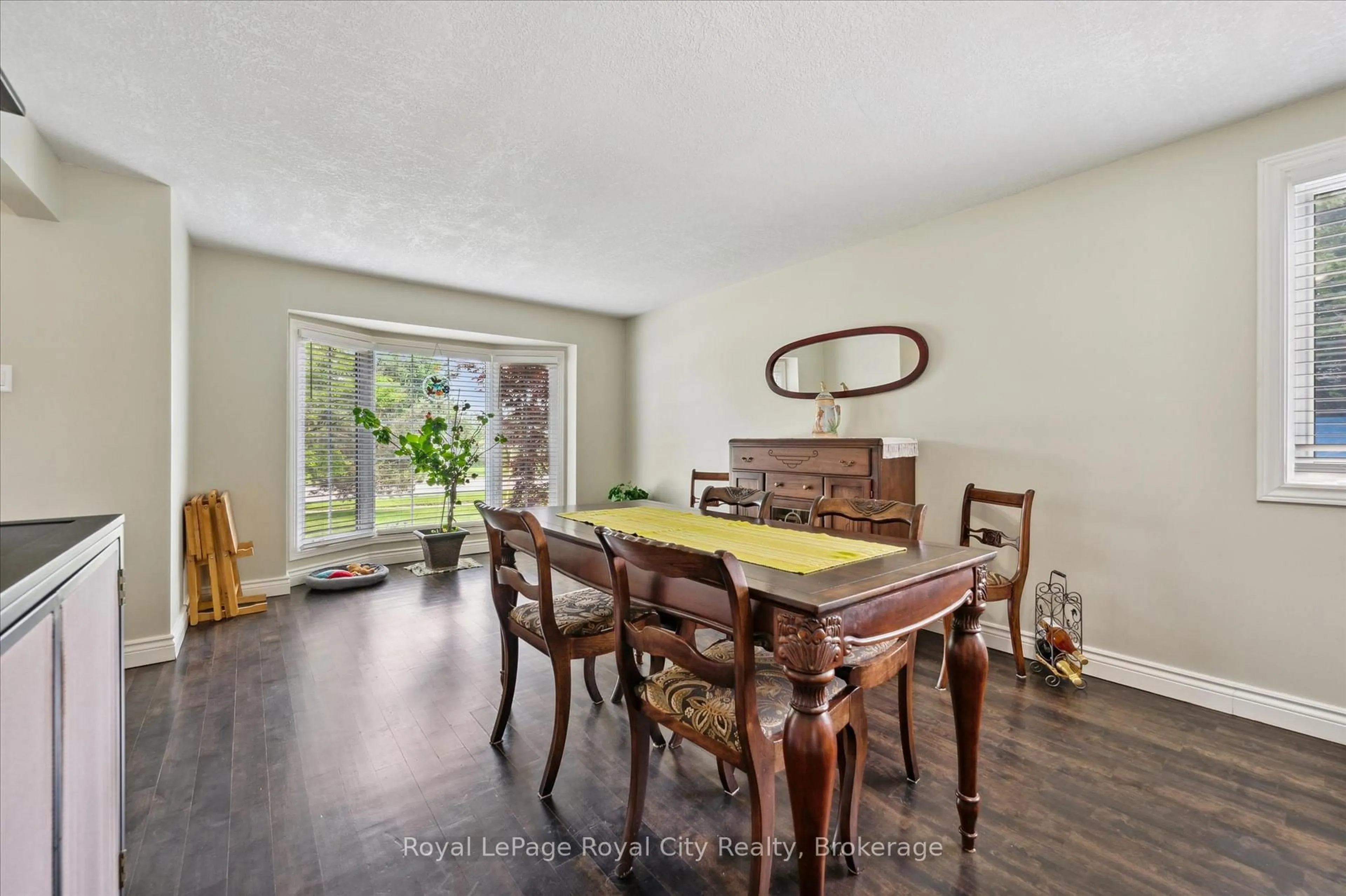 Dining room, wood/laminate floor for 455 Belsyde Ave, Centre Wellington Ontario N1M 3J7