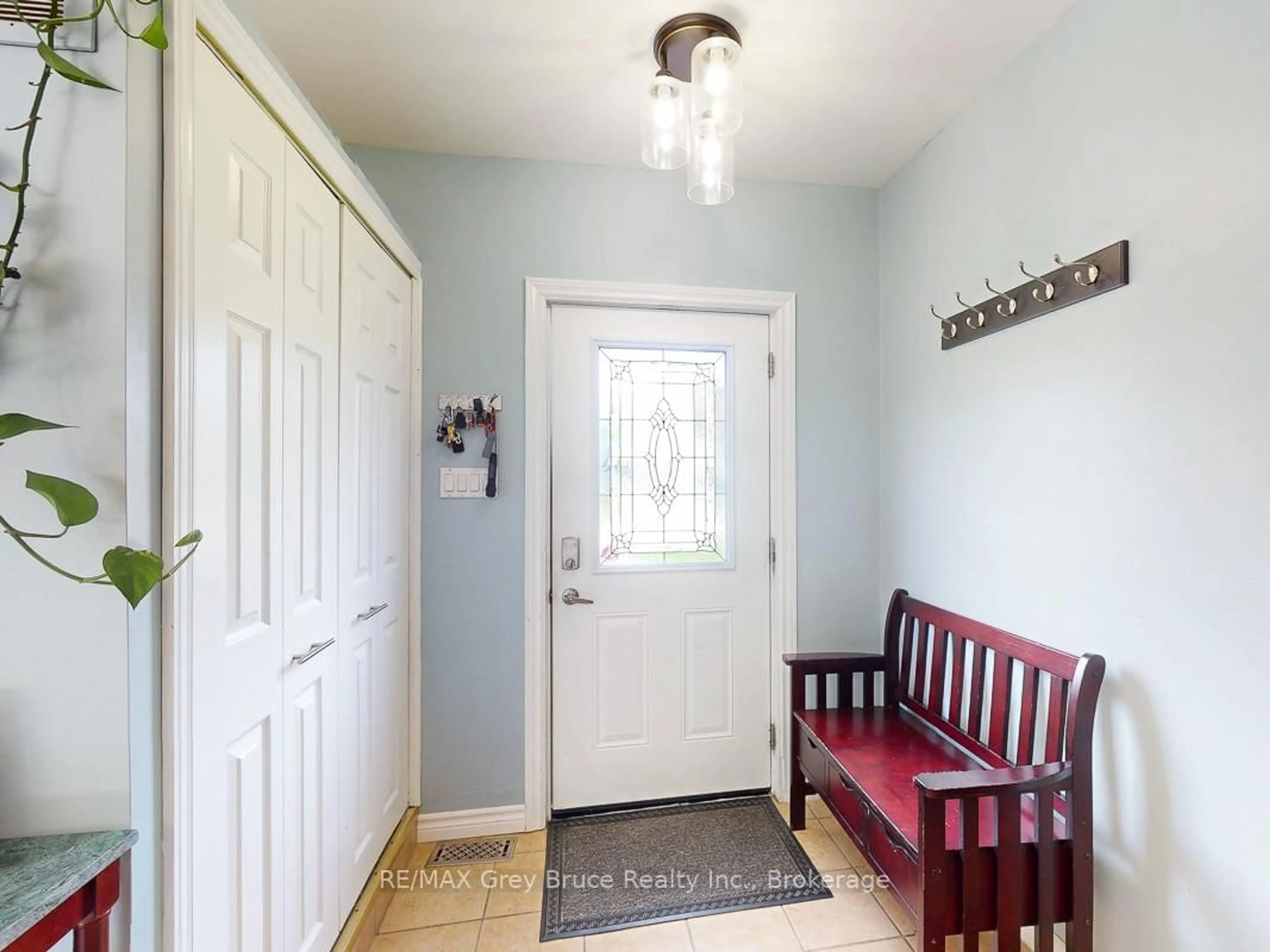 Indoor entryway for 864 16th St, Georgian Bluffs Ontario N4K 6V5