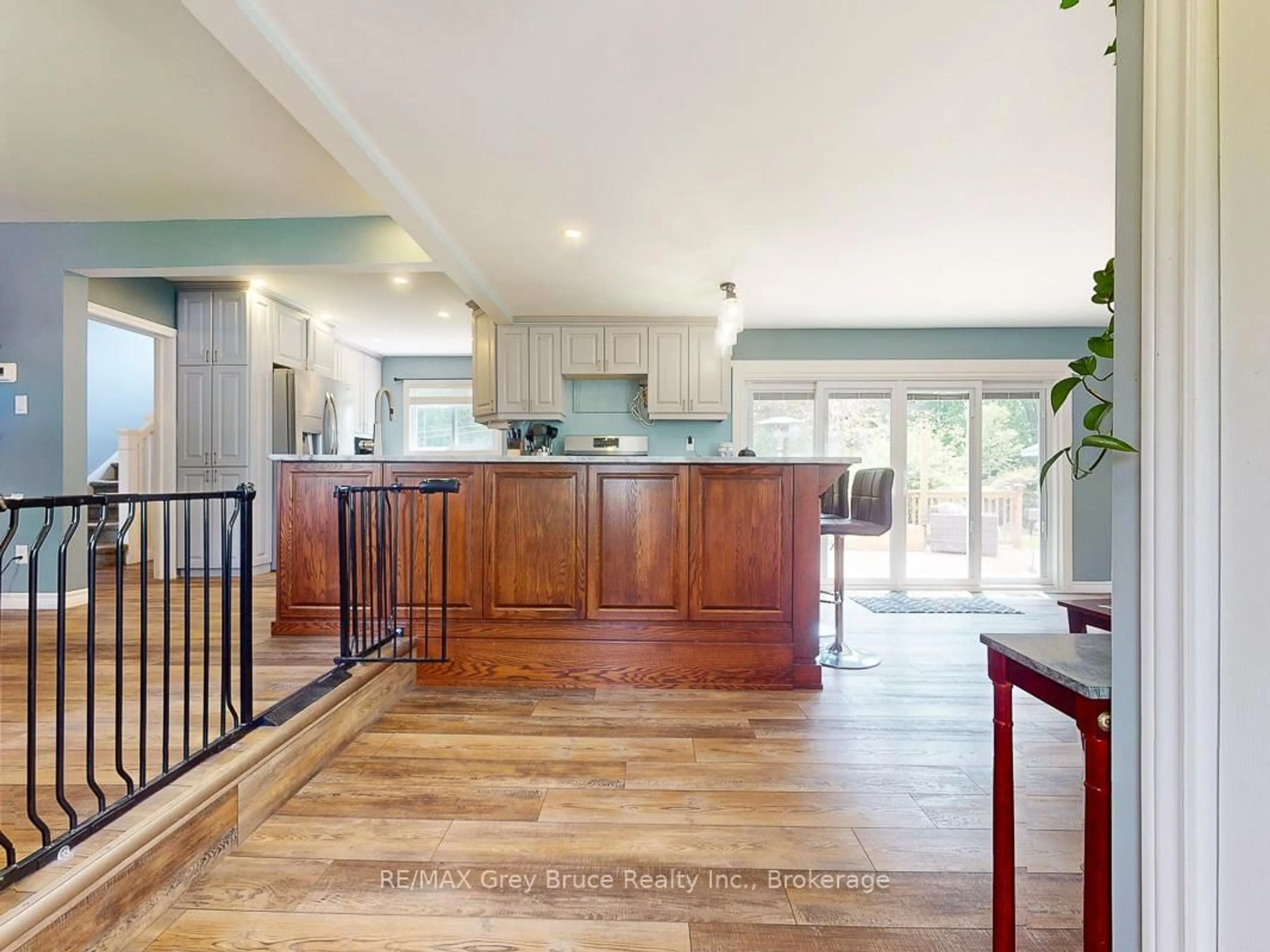 Open concept kitchen, unknown for 864 16th St, Georgian Bluffs Ontario N4K 6V5
