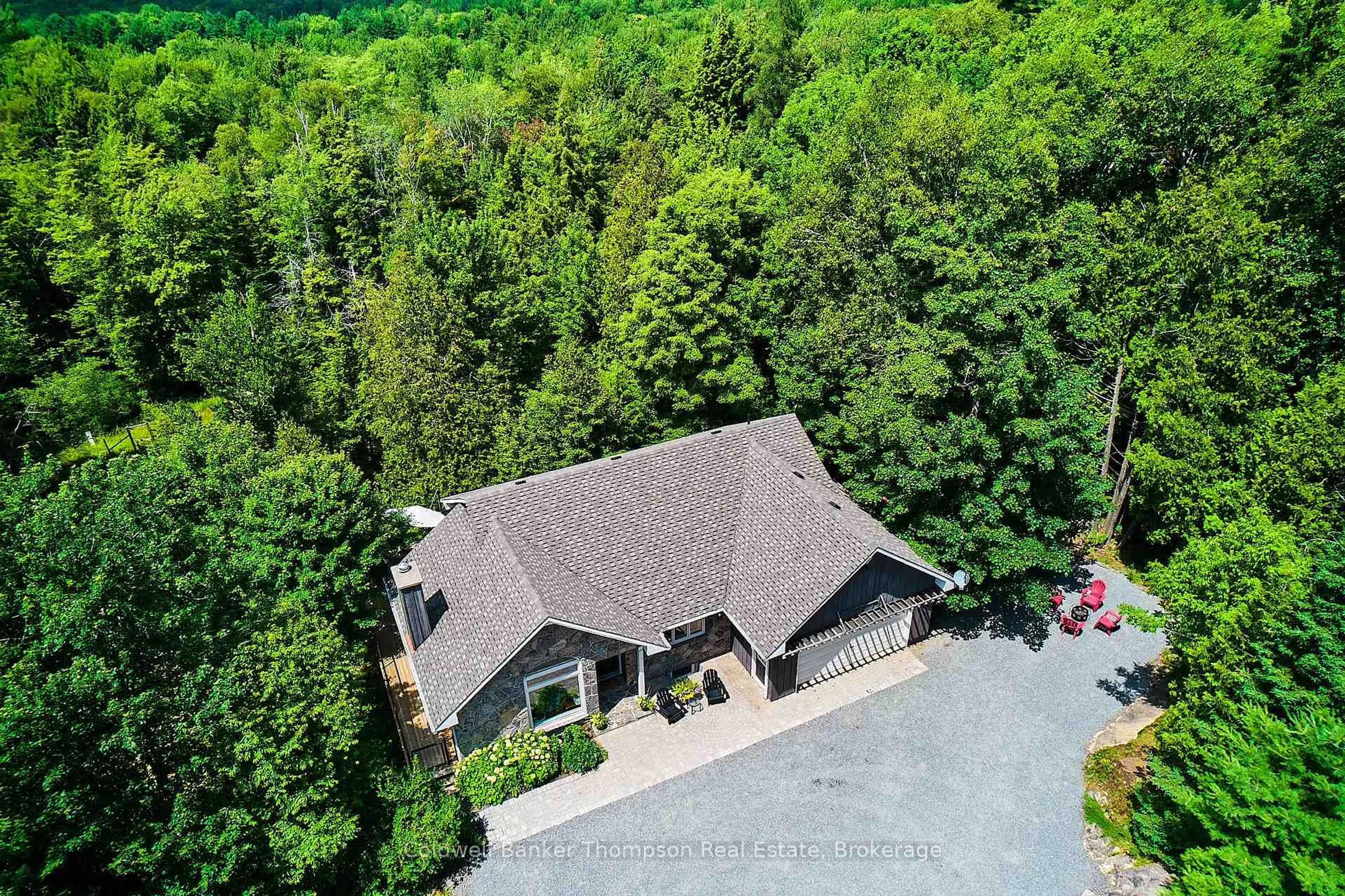 A pic from outside/outdoor area/front of a property/back of a property/a pic from drone, unknown for 440 CHUB LAKE Rd, Huntsville Ontario P1H 2J3