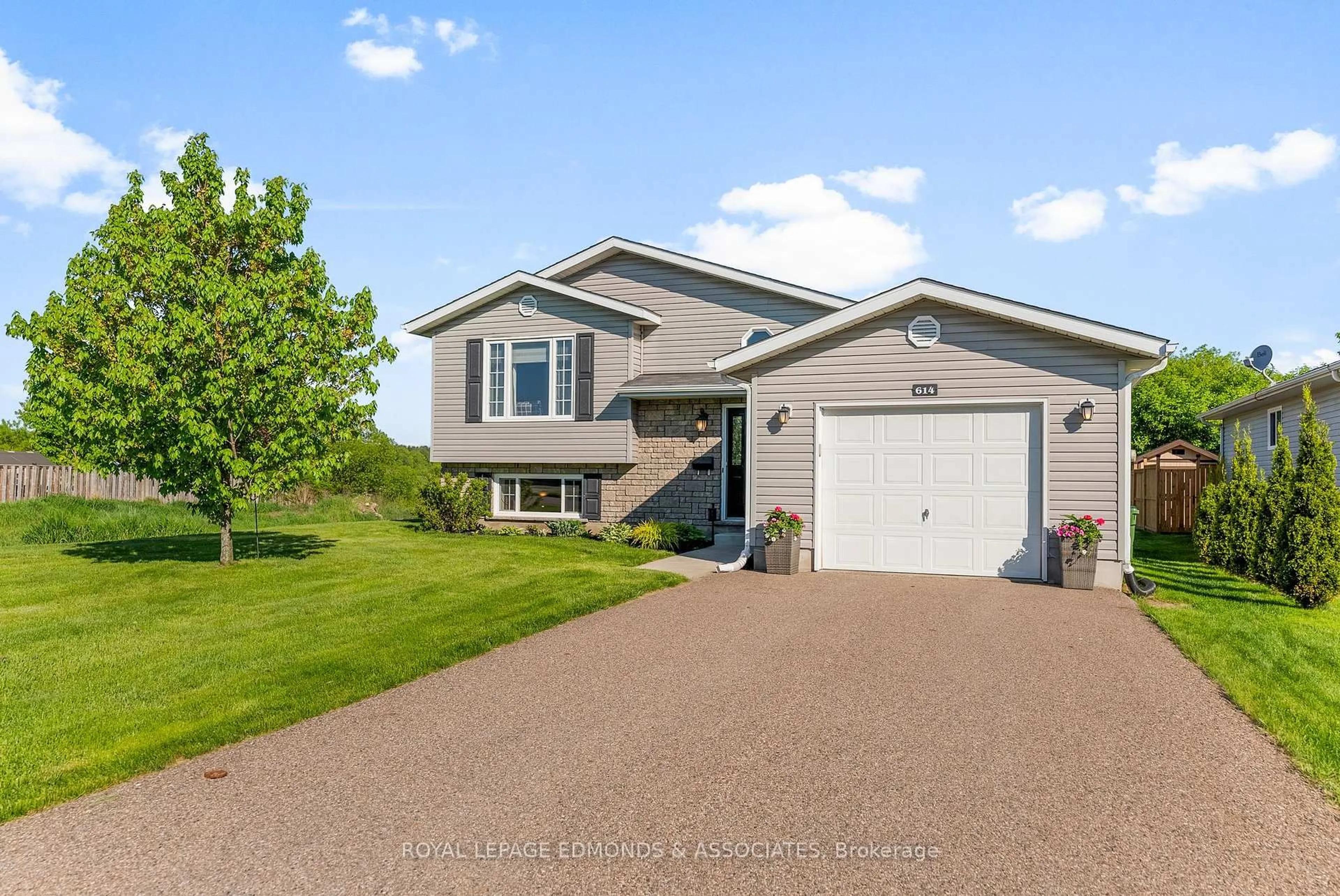 Home with vinyl exterior material, street for 614 Johnston Cres, Pembroke Ontario K8A 0B9
