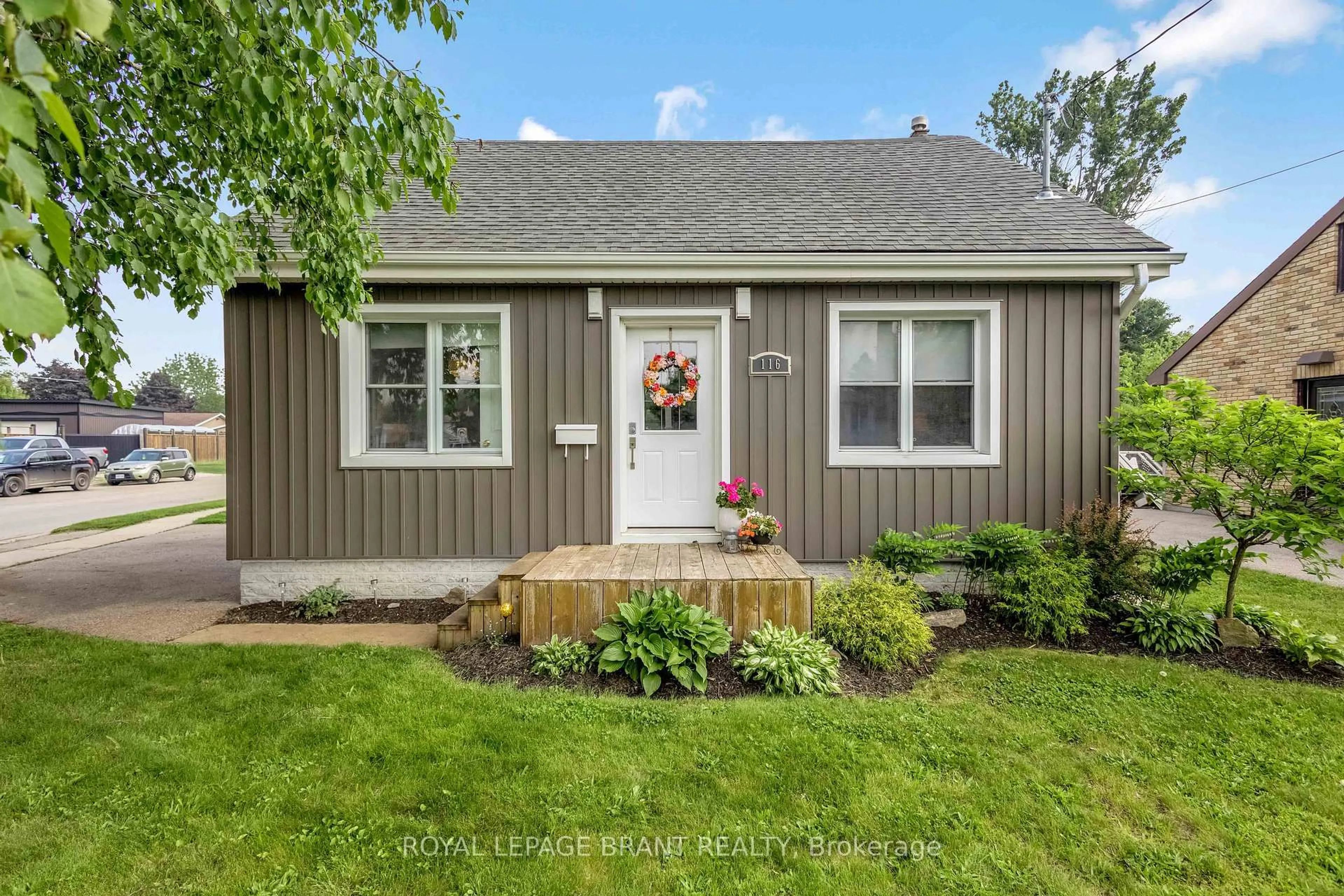 Home with vinyl exterior material, street for 116 Silver St, Brant Ontario N3L 1V4