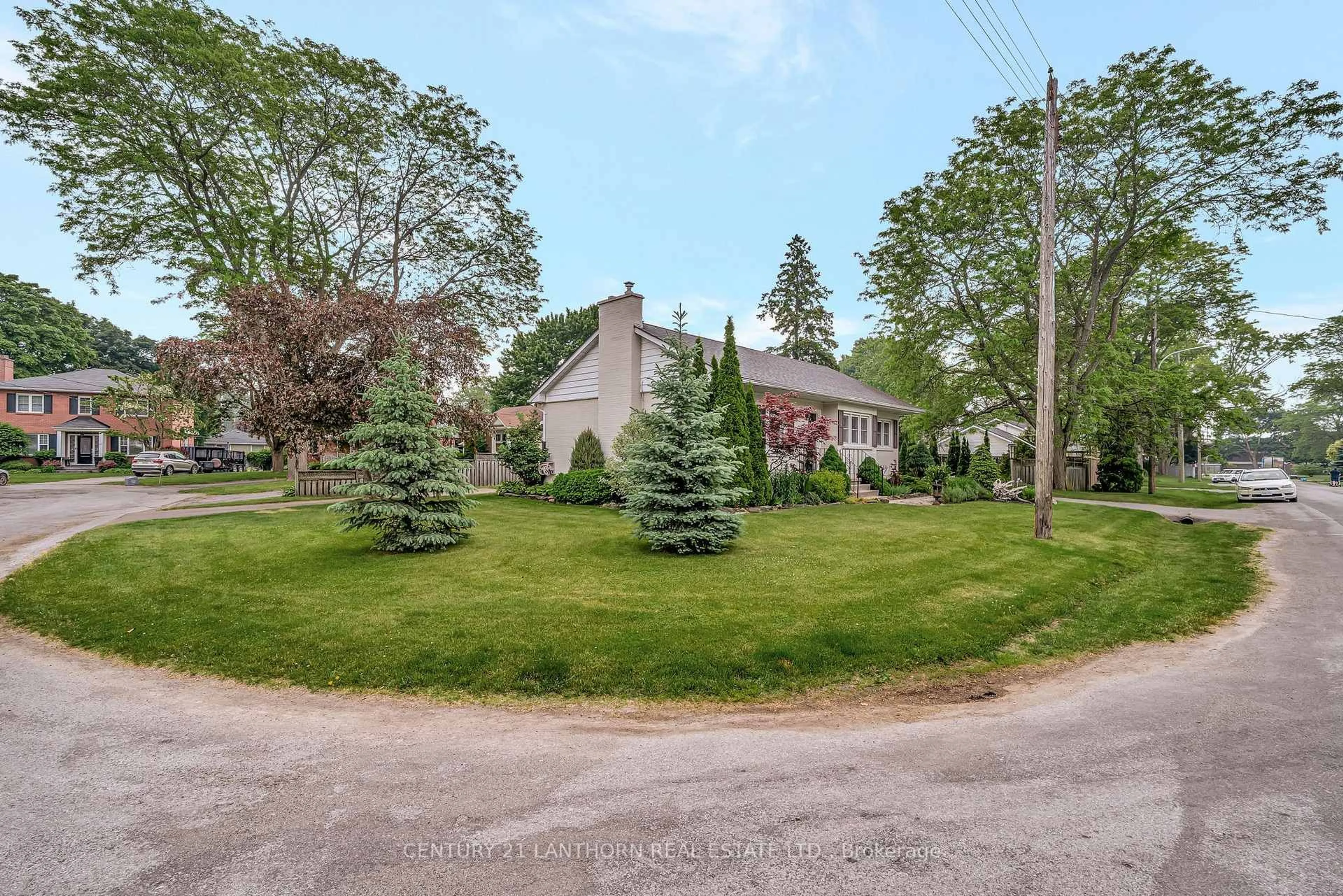 A pic from outside/outdoor area/front of a property/back of a property/a pic from drone, street for 19 Woodland Acre, Belleville Ontario K8N 4K2