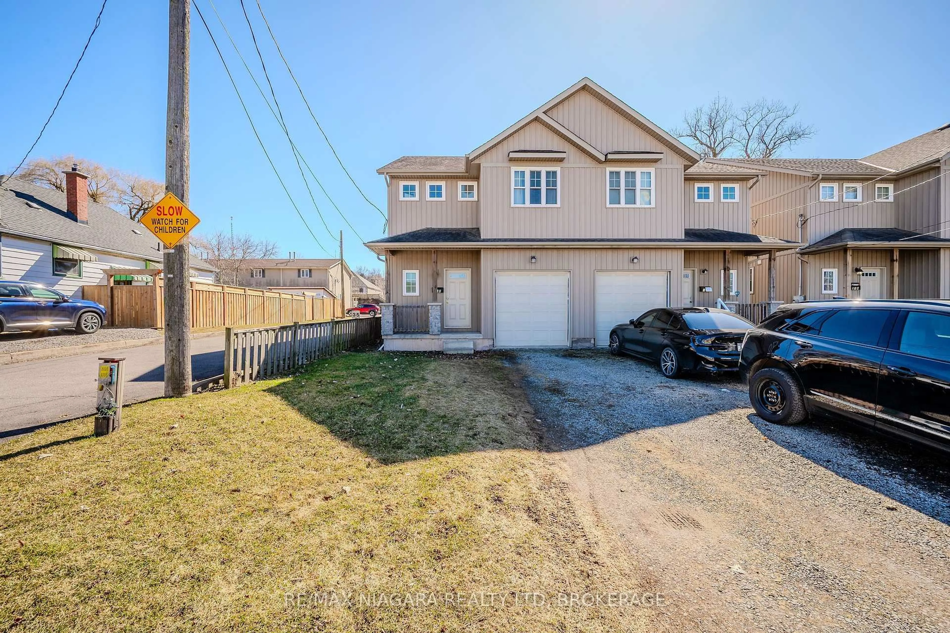 A pic from outside/outdoor area/front of a property/back of a property/a pic from drone, street for 33B Pinecrest Rd, St. Catharines Ontario L2T 1C9