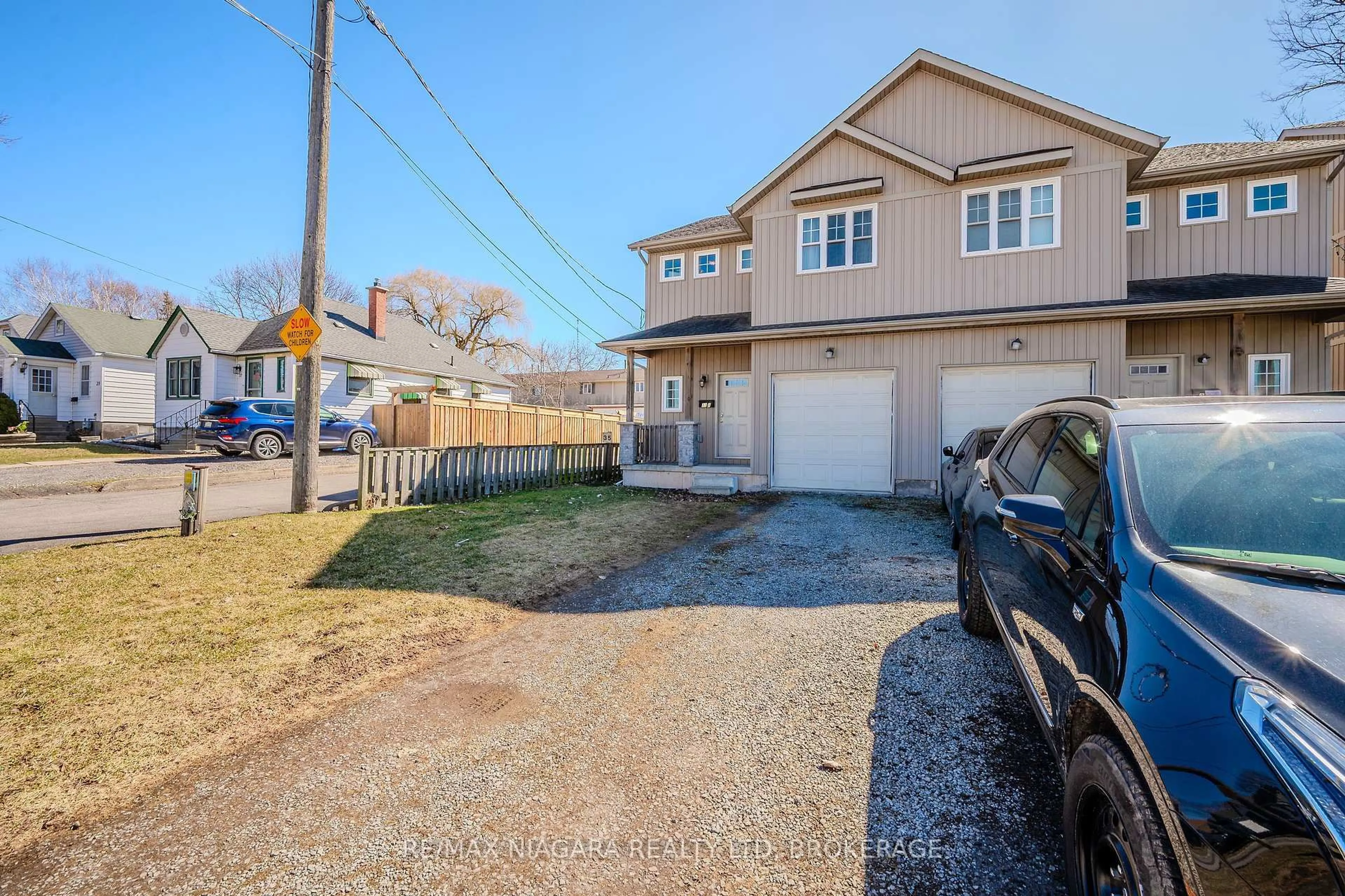 A pic from outside/outdoor area/front of a property/back of a property/a pic from drone, street for 33B Pinecrest Rd, St. Catharines Ontario L2T 1C9
