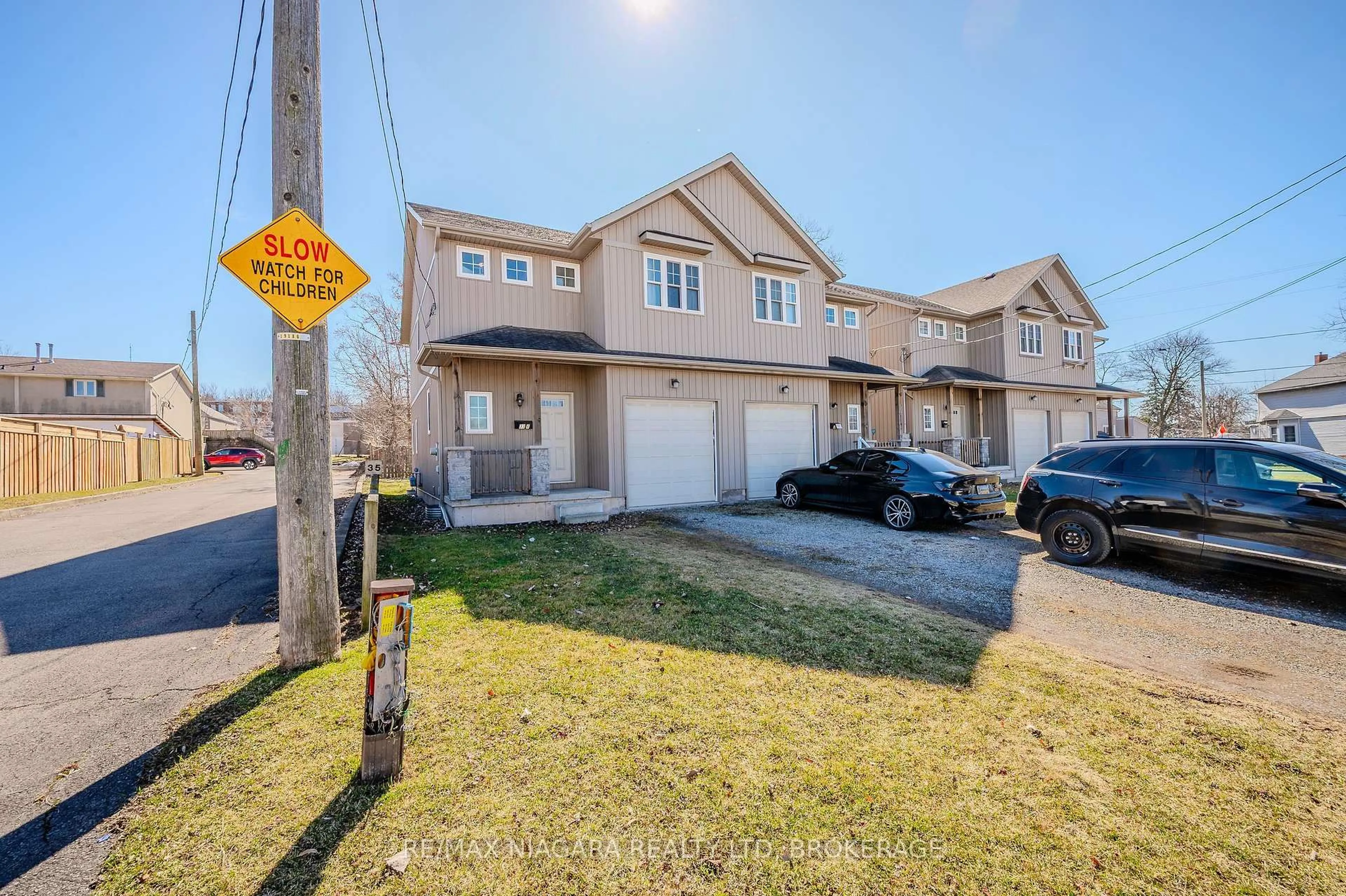A pic from outside/outdoor area/front of a property/back of a property/a pic from drone, street for 33B Pinecrest Rd, St. Catharines Ontario L2T 1C9