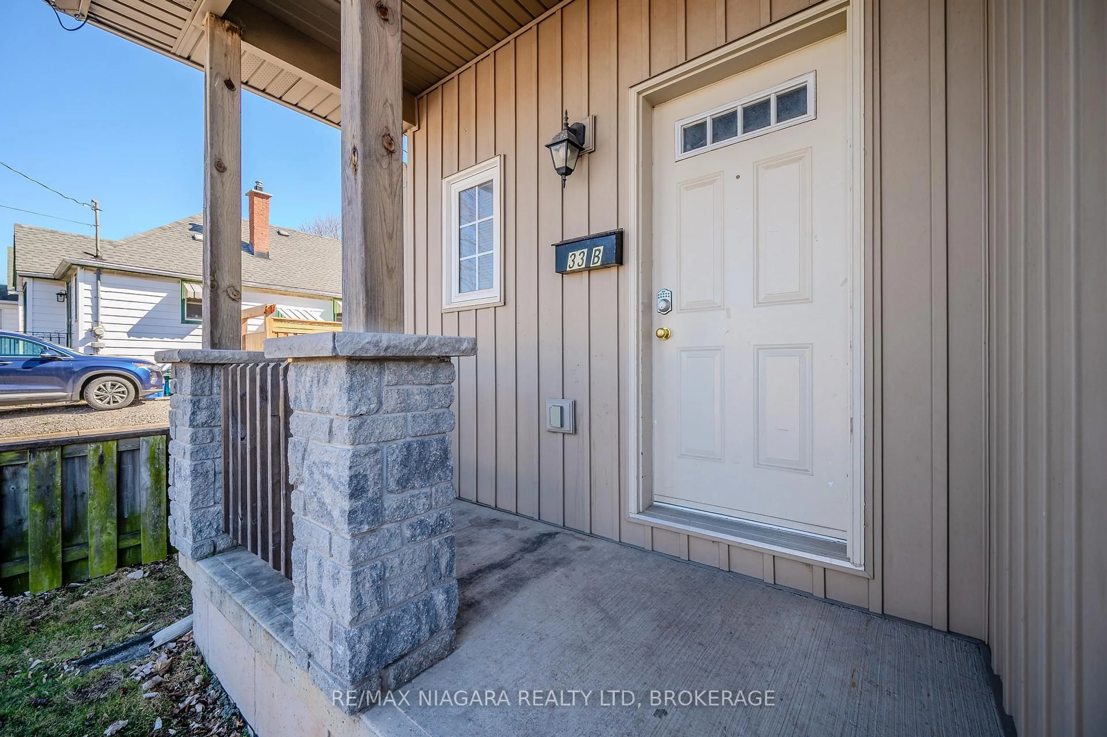 Indoor entryway for 33B Pinecrest Rd, St. Catharines Ontario L2T 1C9