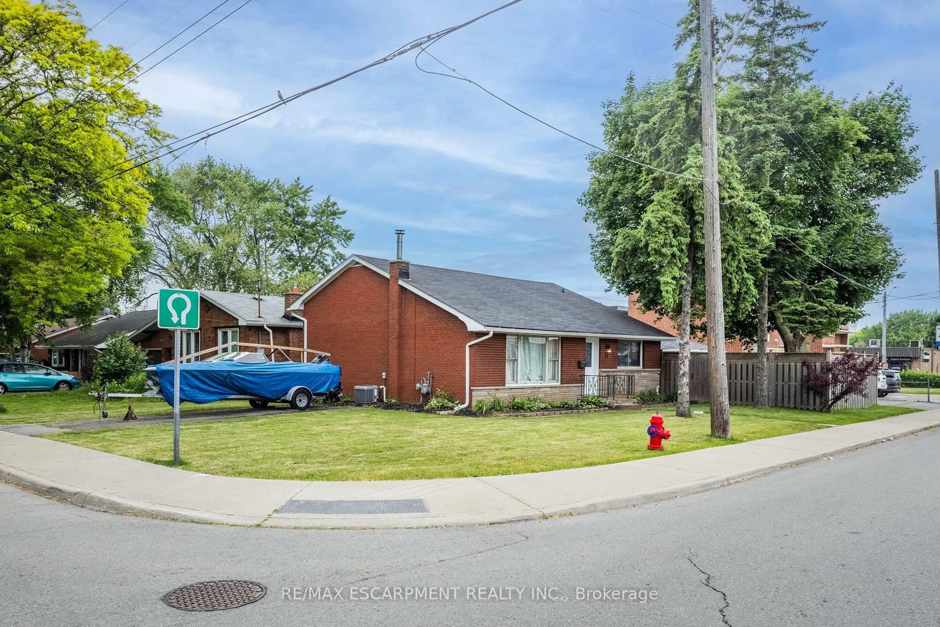 A pic from outside/outdoor area/front of a property/back of a property/a pic from drone, street for 10 South Bend Rd, Hamilton Ontario L9A 2A7