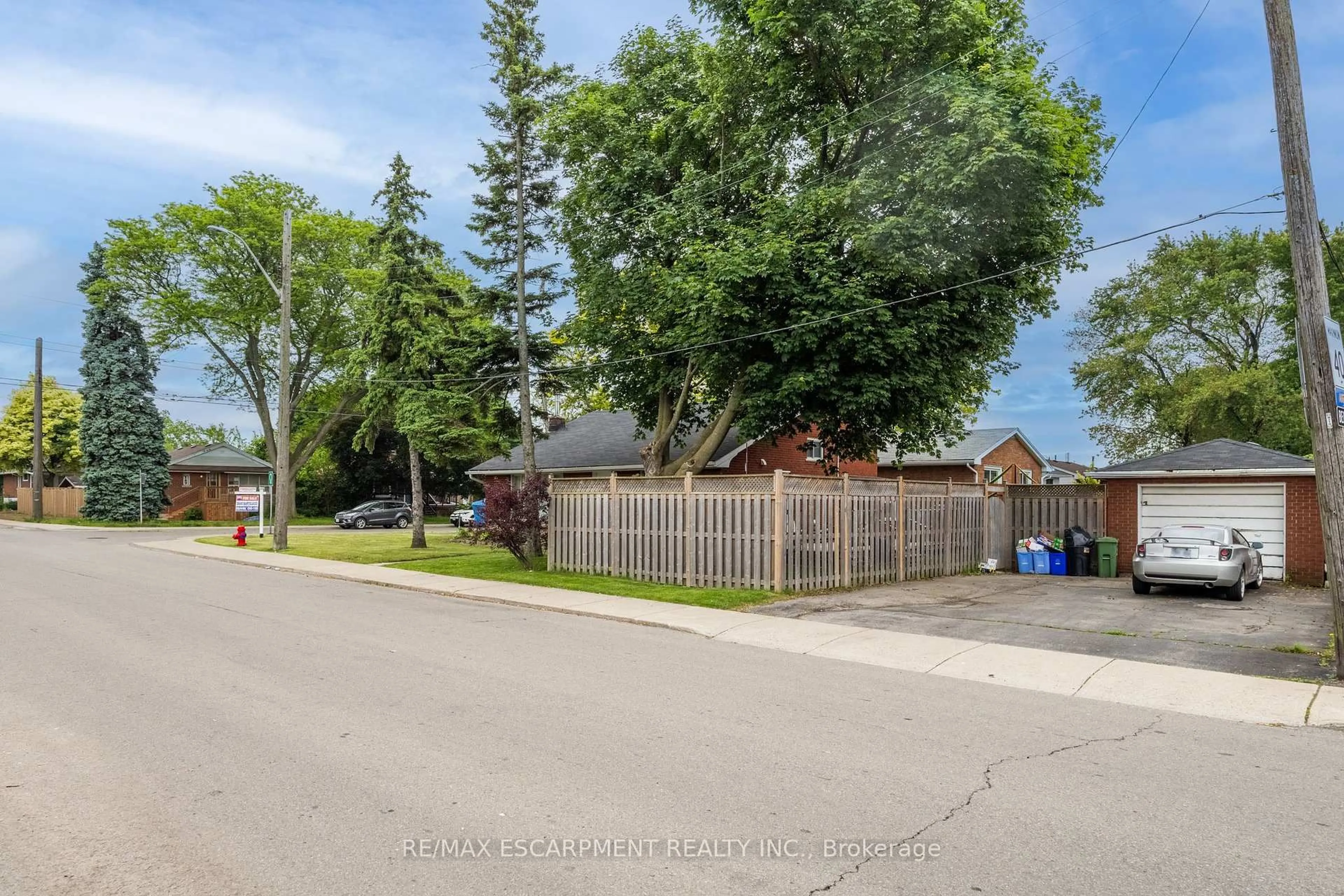 A pic from outside/outdoor area/front of a property/back of a property/a pic from drone, street for 10 South Bend Rd, Hamilton Ontario L9A 2A7