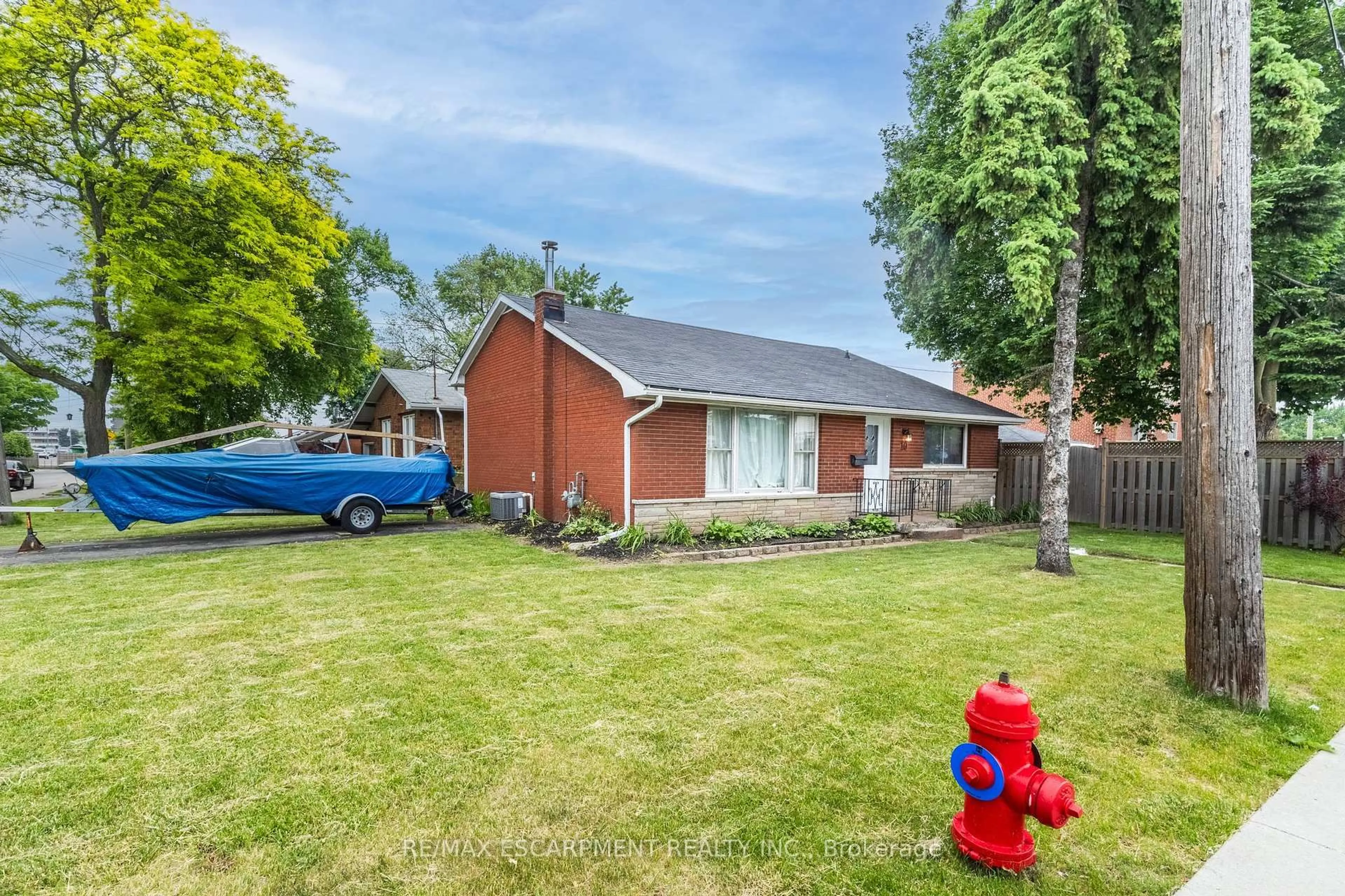 A pic from outside/outdoor area/front of a property/back of a property/a pic from drone, street for 10 South Bend Rd, Hamilton Ontario L9A 2A7