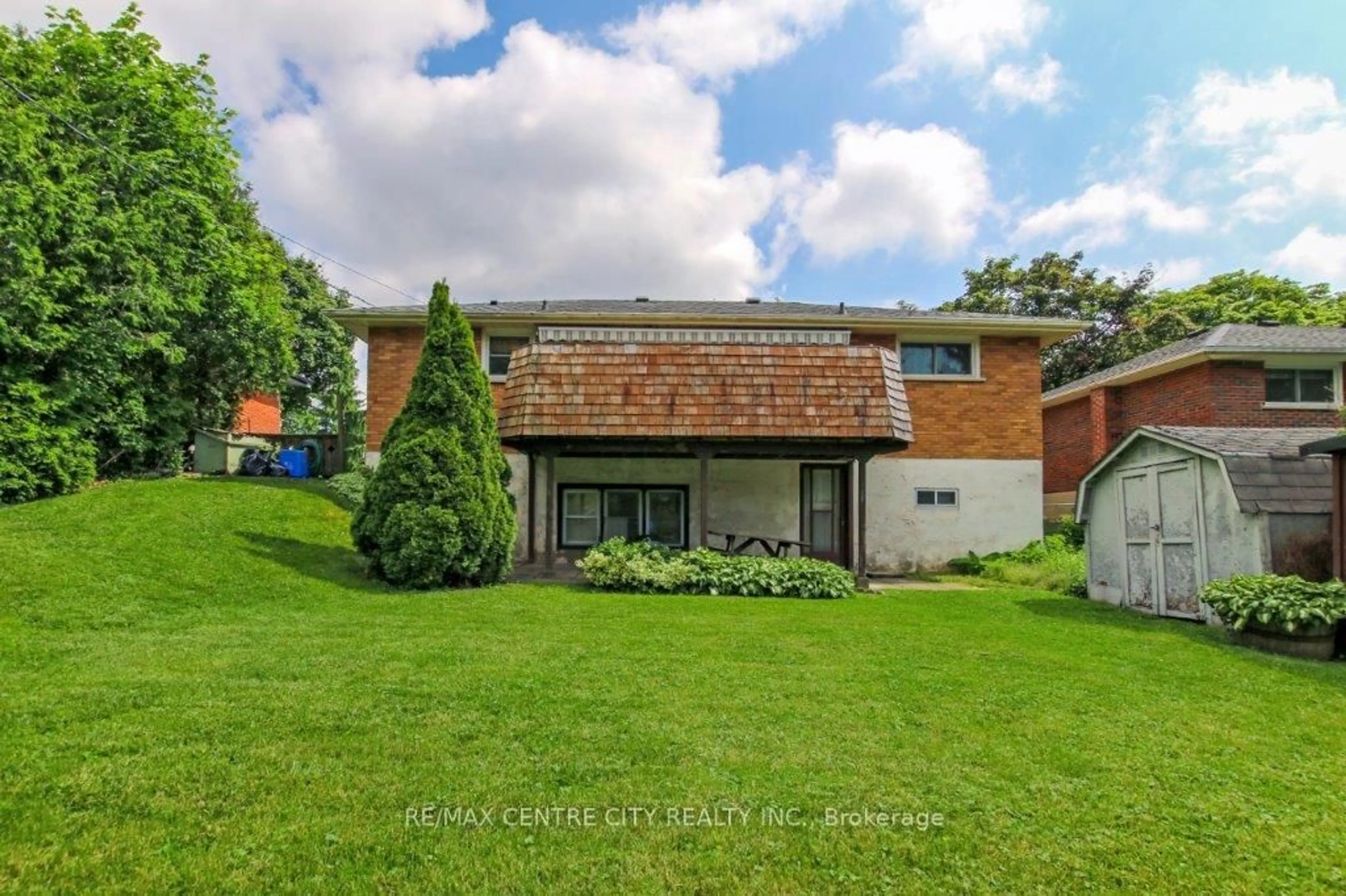 A pic from outside/outdoor area/front of a property/back of a property/a pic from drone, unknown for 294 Burlington Cres, London South Ontario N5Z 3G5