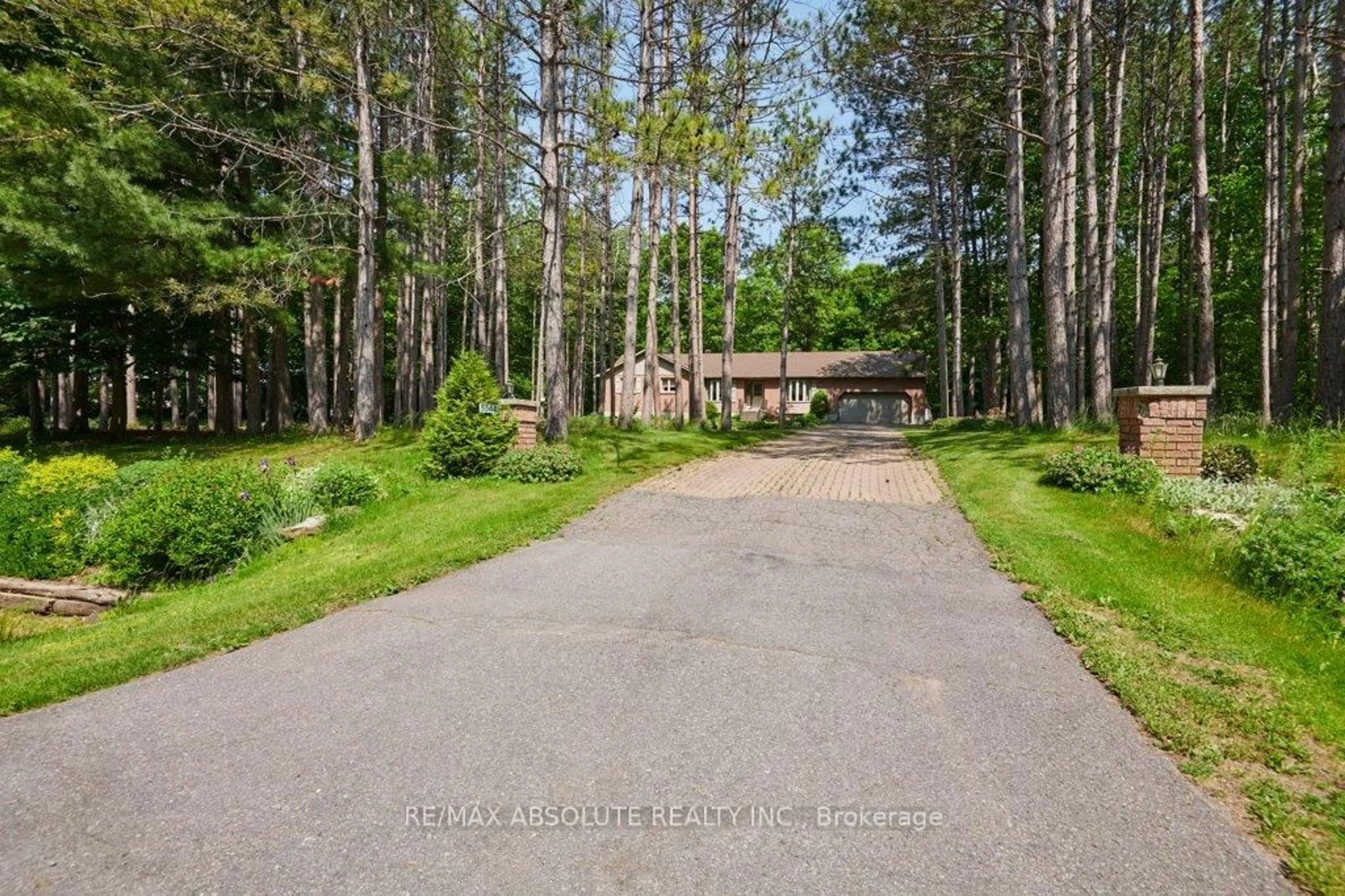 A pic from outside/outdoor area/front of a property/back of a property/a pic from drone, unknown for 8344 Forest Green Cres, Metcalfe Ontario K0A 2P0