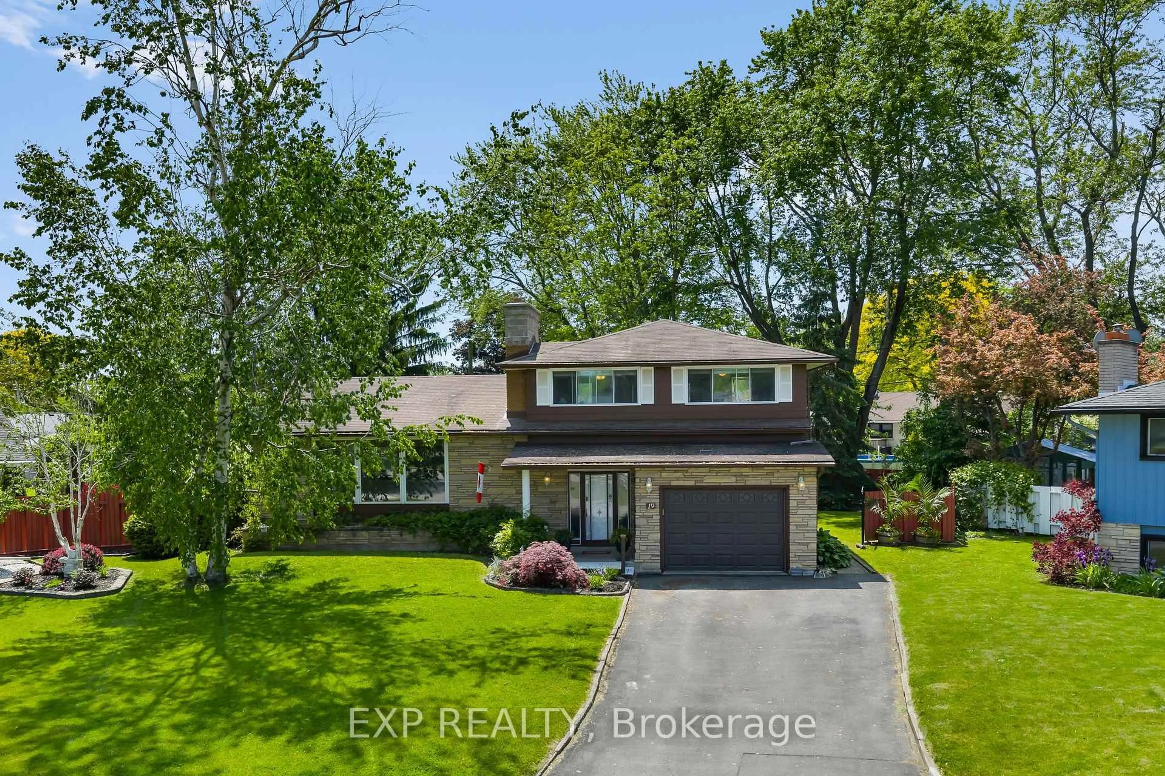 A pic from outside/outdoor area/front of a property/back of a property/a pic from drone, street for 19 Oak Crt, Welland Ontario L3C 4V1