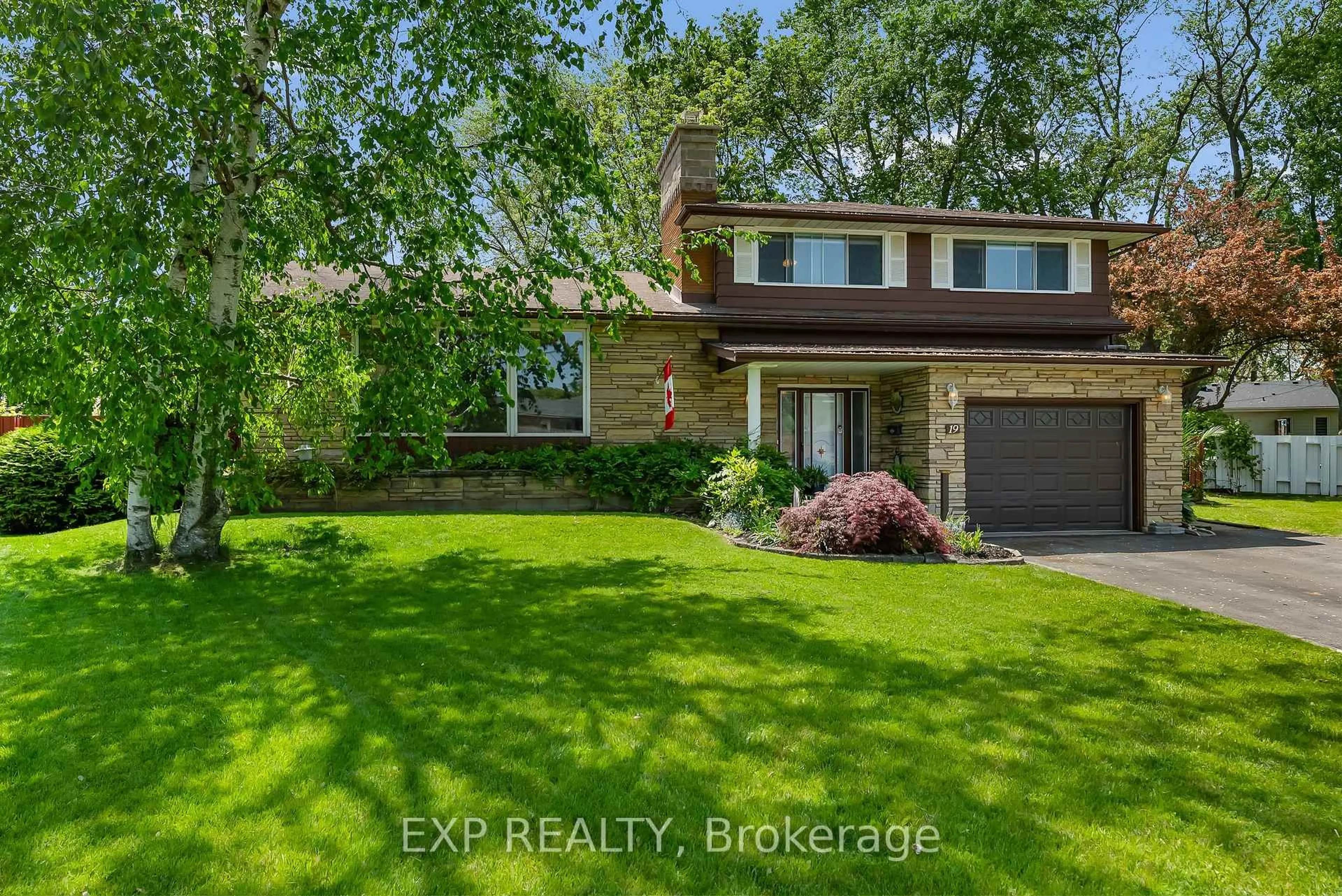 Home with brick exterior material, street for 19 Oak Crt, Welland Ontario L3C 4V1