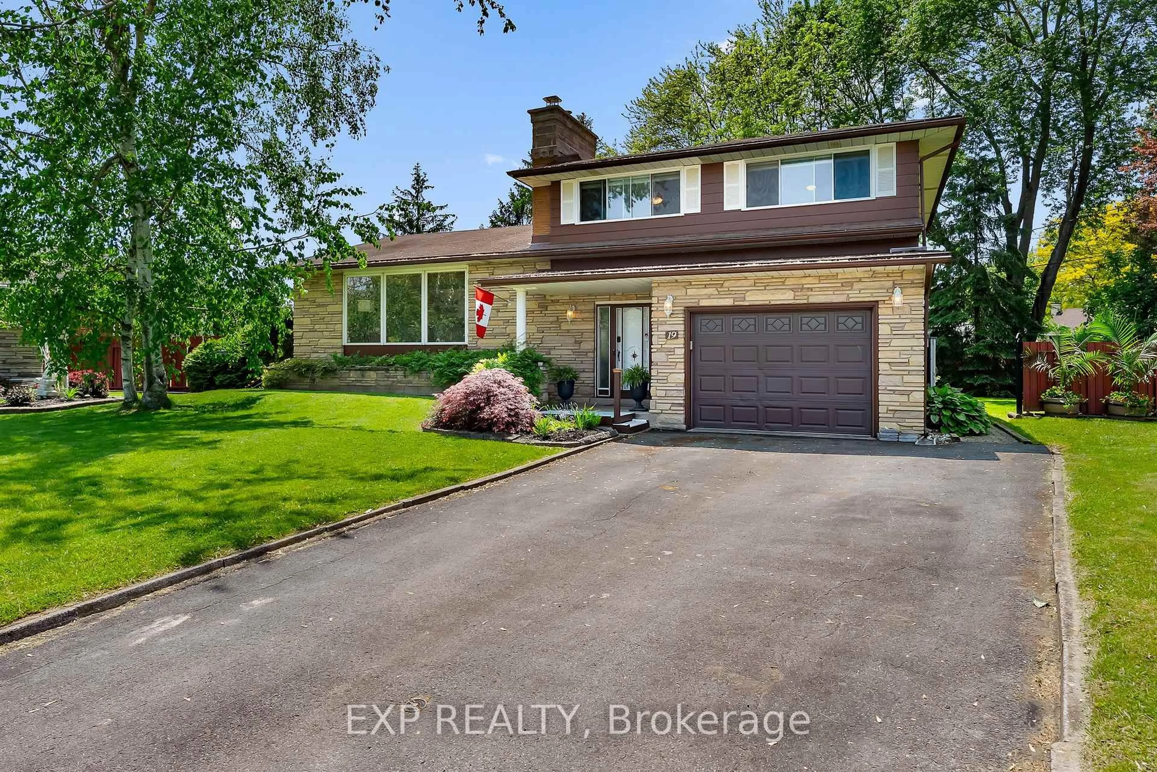 A pic from outside/outdoor area/front of a property/back of a property/a pic from drone, street for 19 Oak Crt, Welland Ontario L3C 4V1