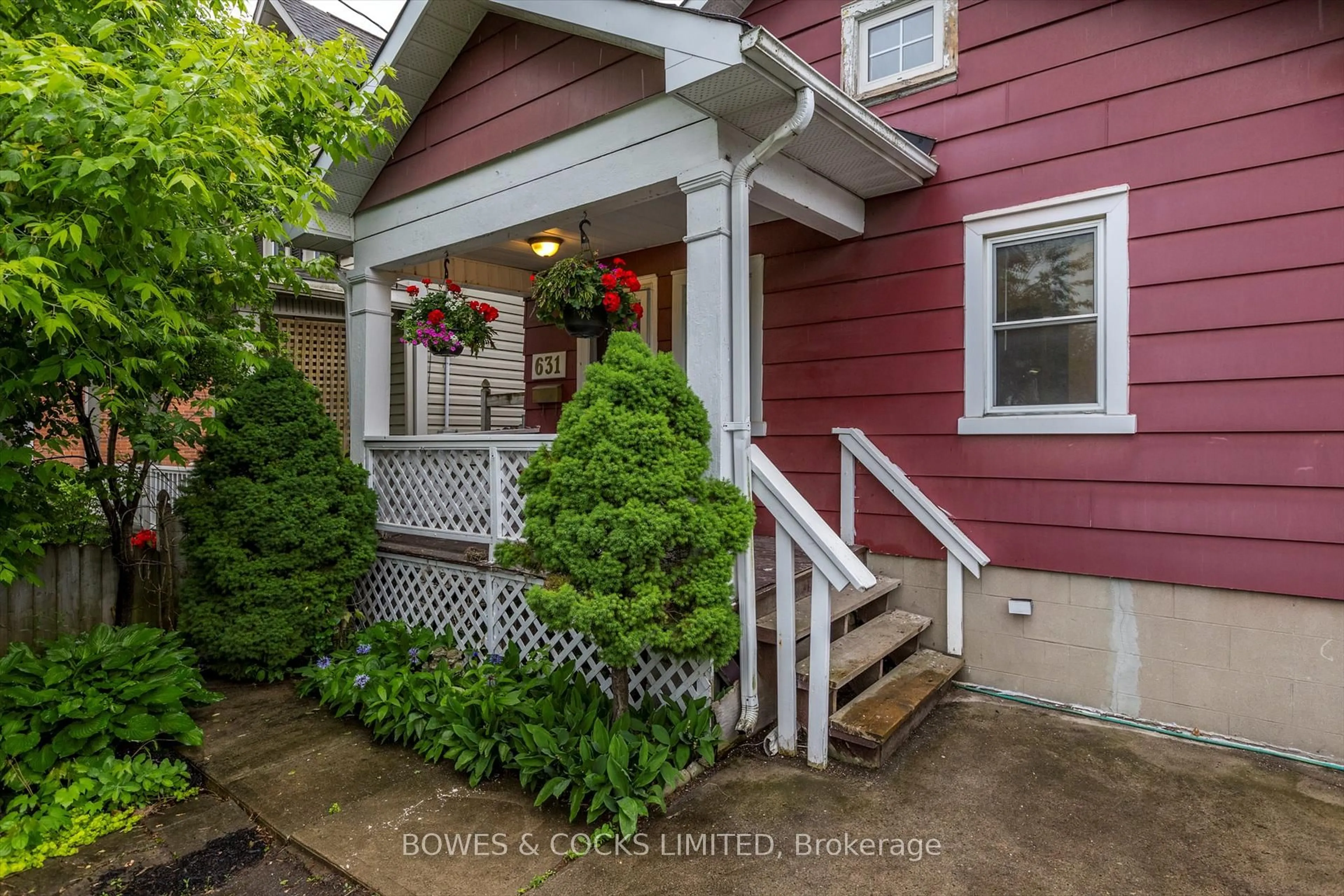 Indoor entryway for 631 Downie St, Peterborough Ontario K9H 4K2
