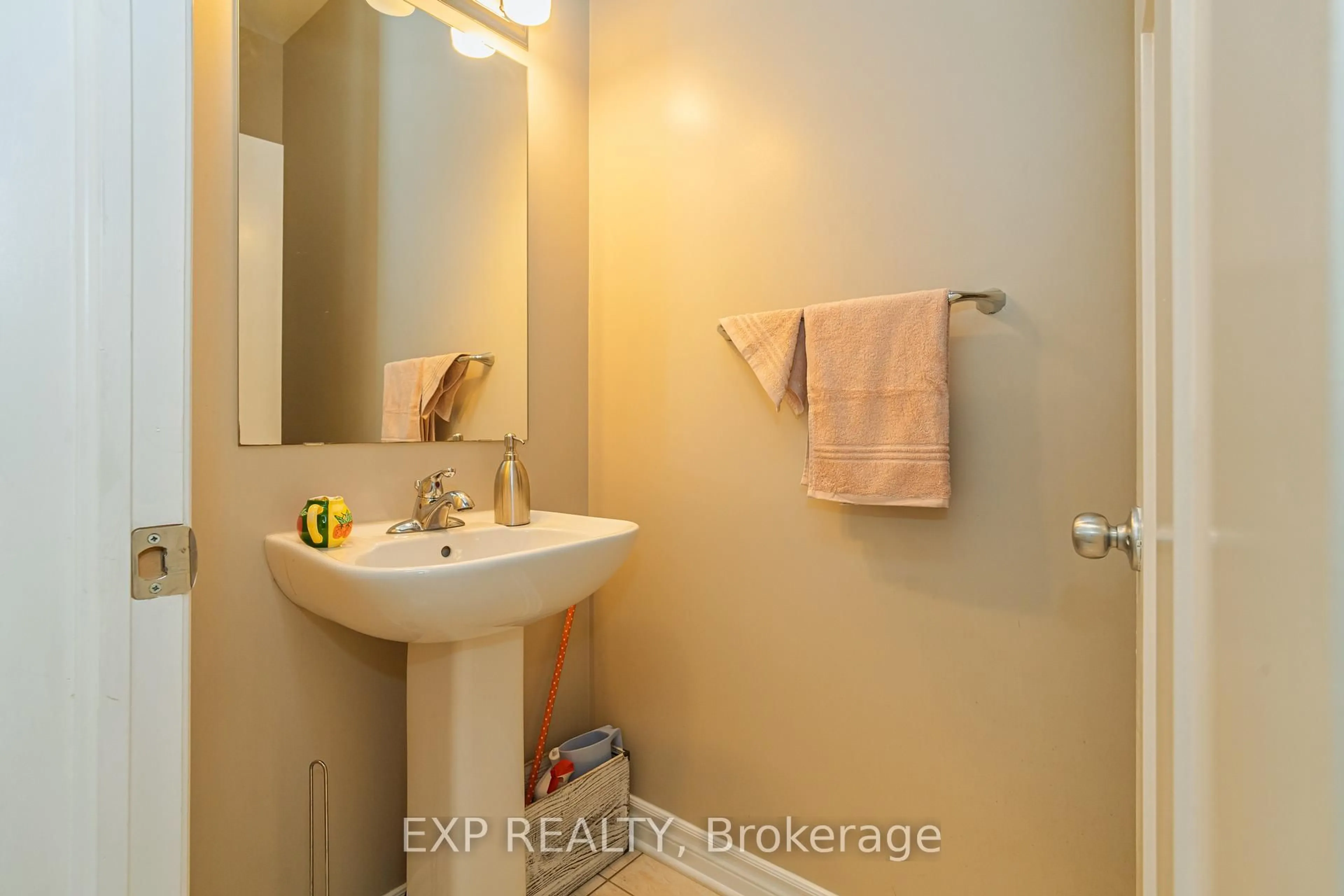 Standard bathroom, ceramic/tile floor for 815 Cedar Creek Dr, Ottawa Ontario K1T 0N5