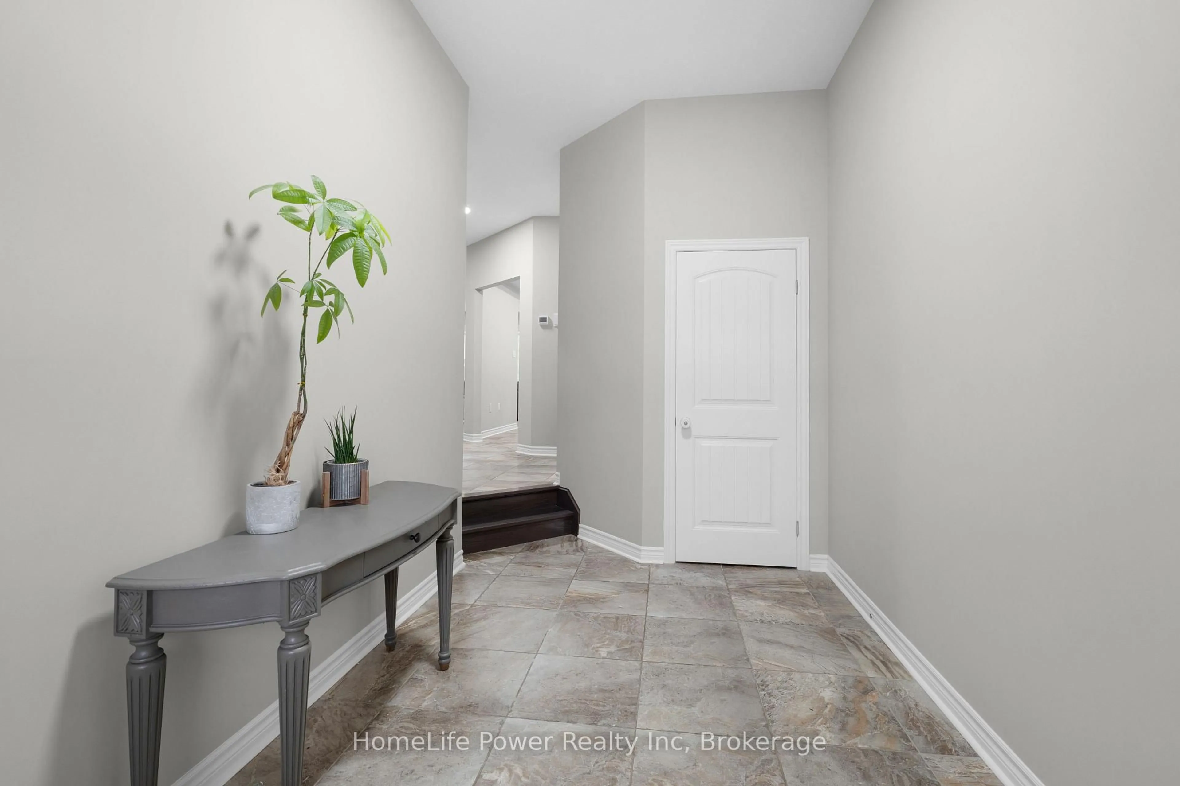 Indoor entryway for 230 Gravel Ridge Tr, Kitchener Ontario N2E 0E5