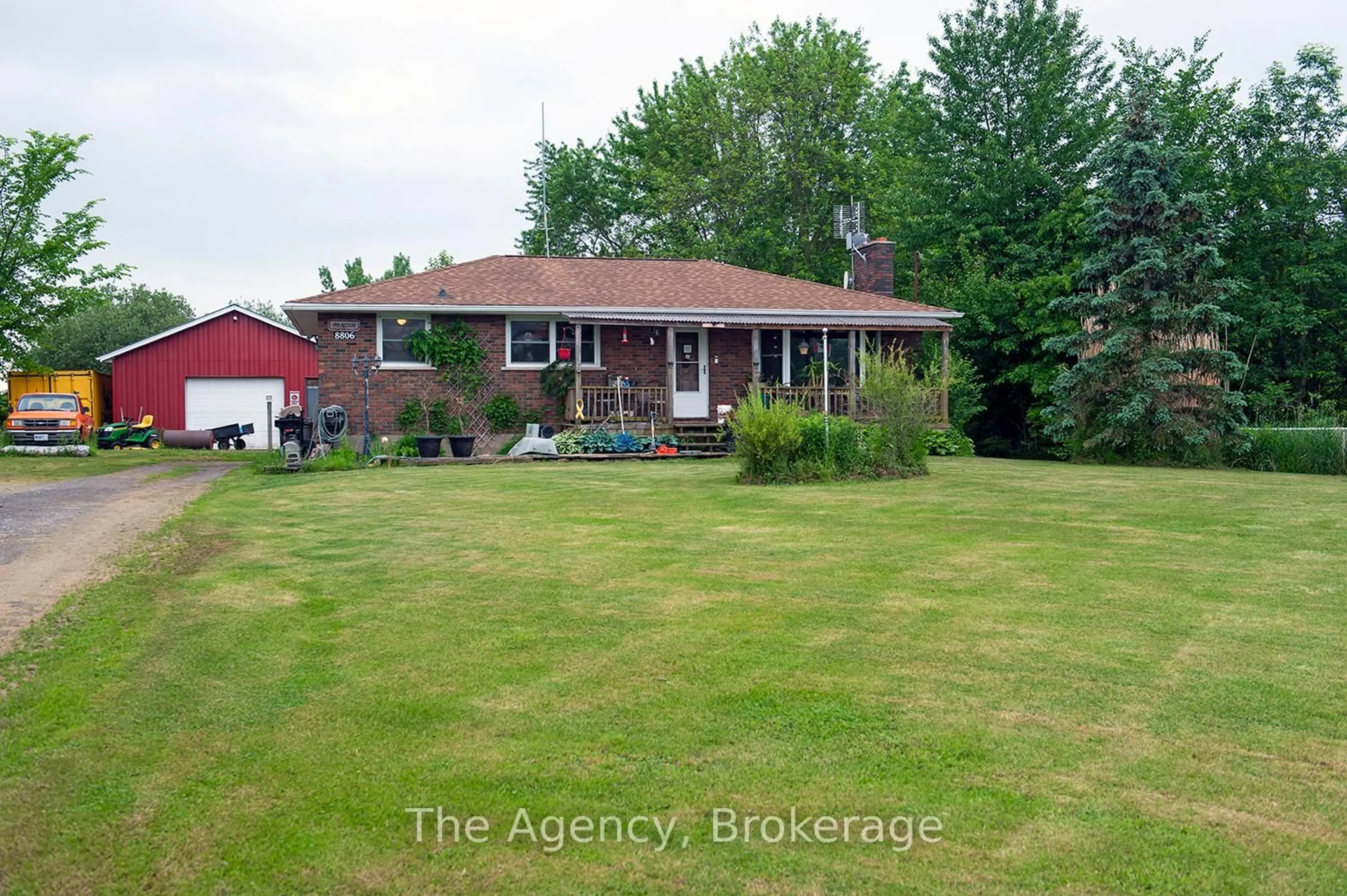 A pic from outside/outdoor area/front of a property/back of a property/a pic from drone, street for 8806 Netherby Rd, Niagara Falls Ontario L3B 5N7