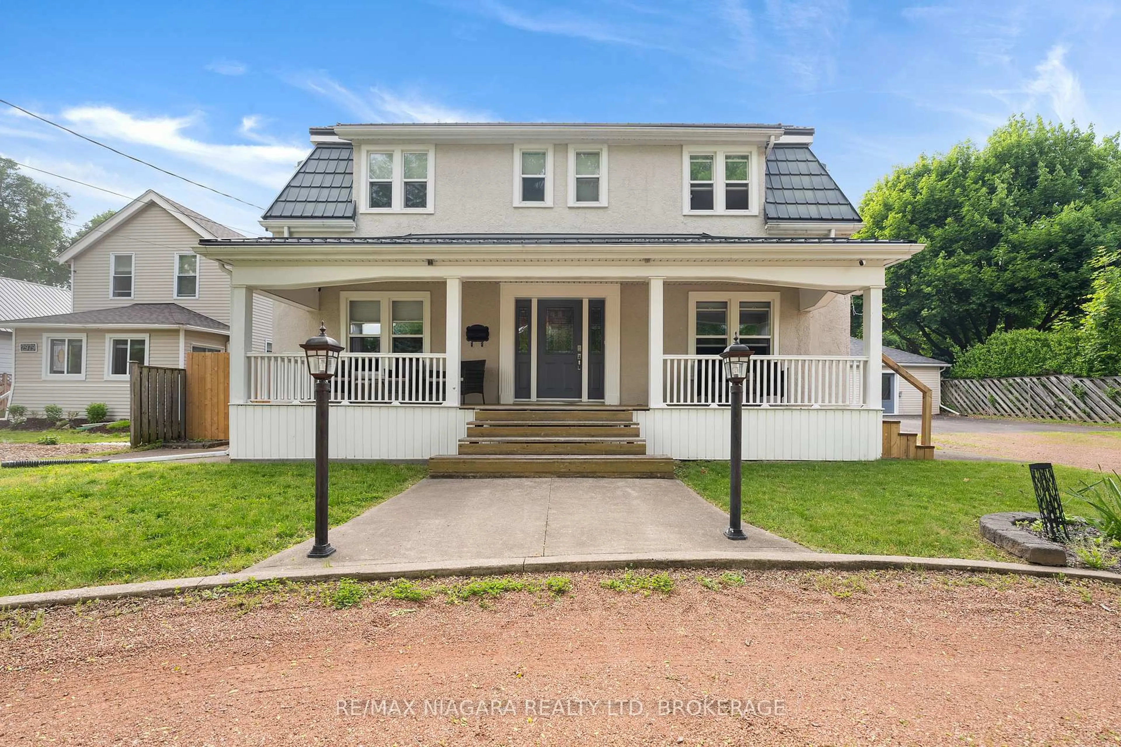 Home with vinyl exterior material, street for 2969-2971 Portage Rd, Niagara Falls Ontario L2J 2J6