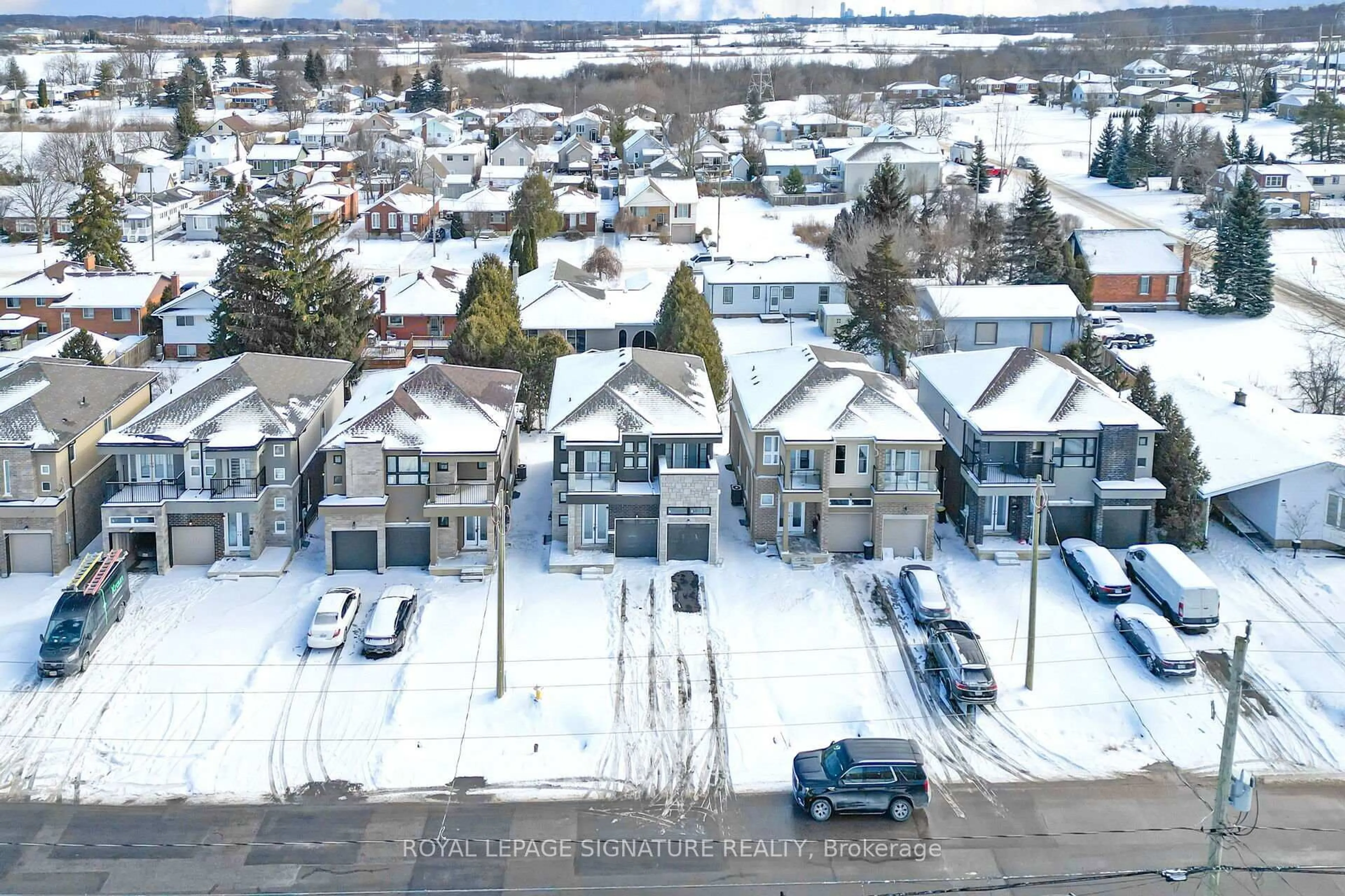 A pic from outside/outdoor area/front of a property/back of a property/a pic from drone, street for 226 Morton St, Thorold Ontario L2V 1C7